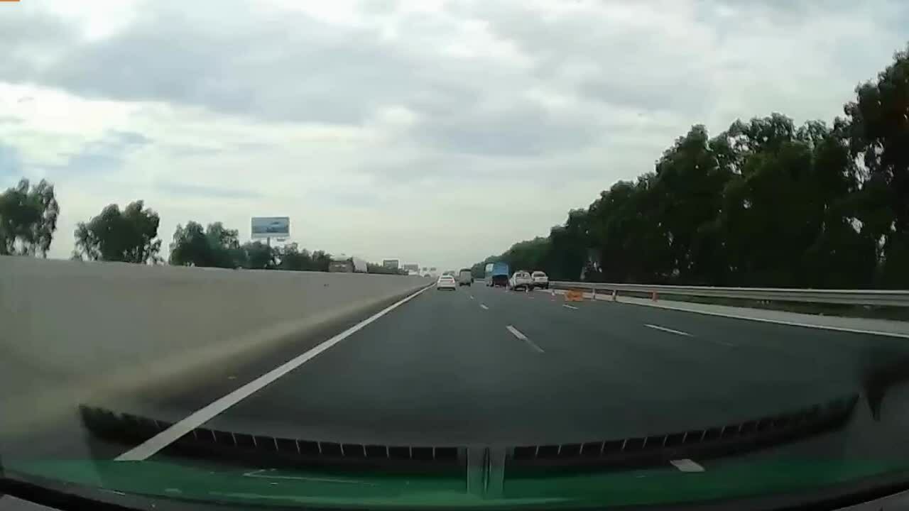 集装箱车撞上巡逻车，两人死亡