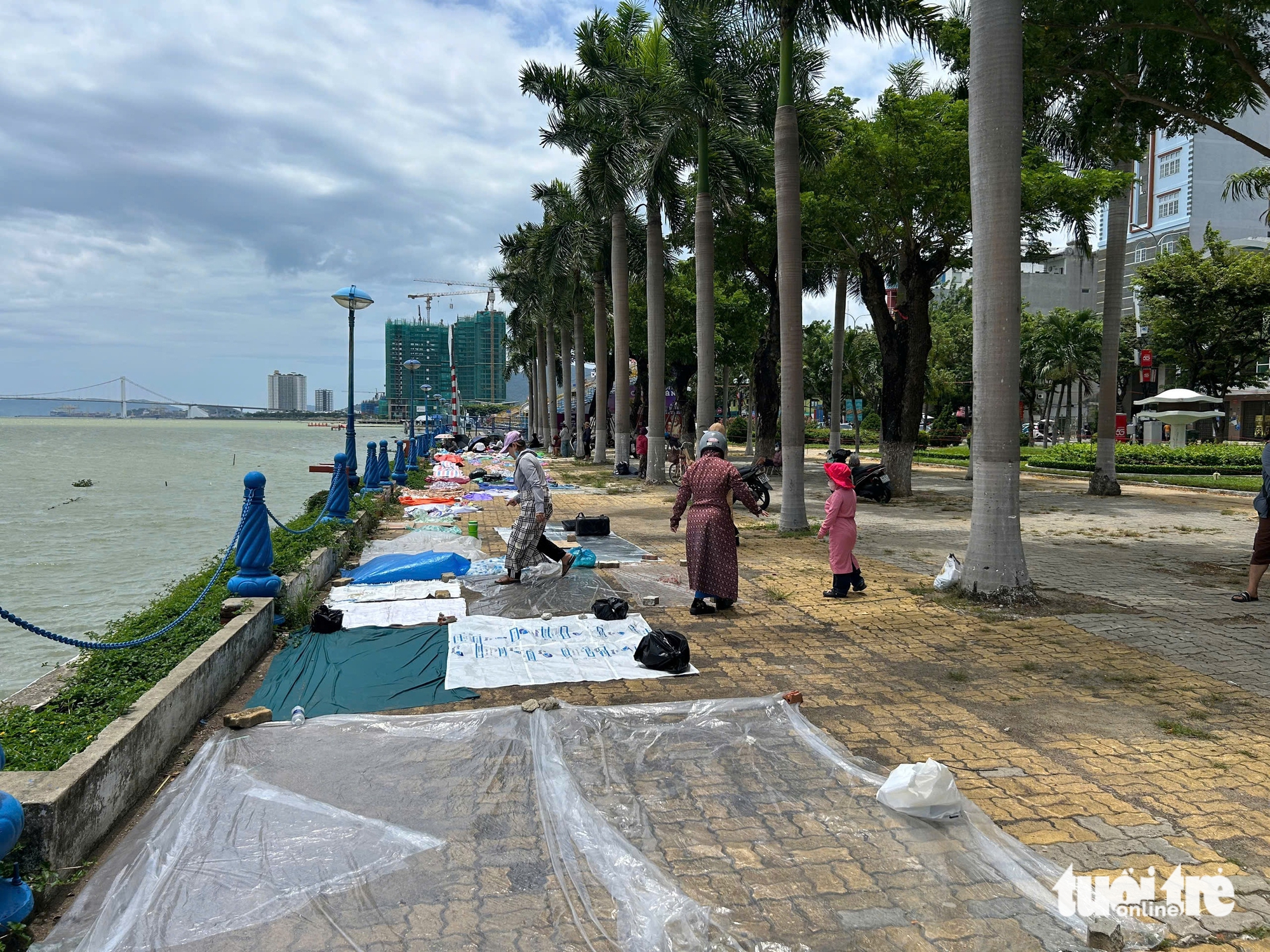 中午烈日下，市民到汉江边铺毯子‘占位’观看烟花决赛