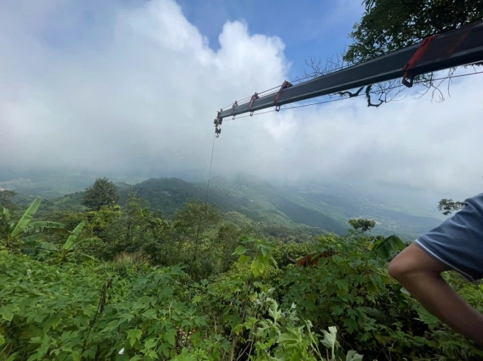 在巴维山救出两名骑摩托车坠入25米深谷的人