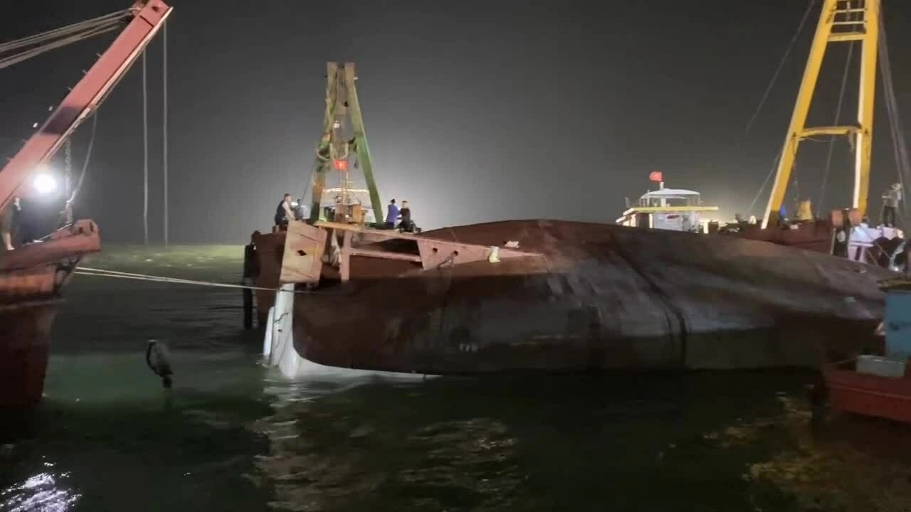 蓝湾58号船被拖上岸，又发现三具尸体