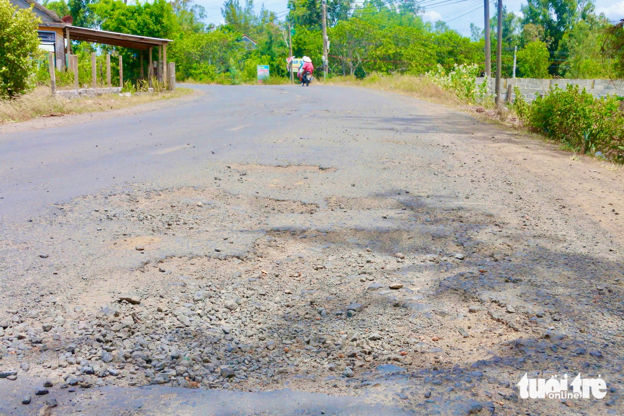 通往国家特别遗迹Gành Đá Đĩa的道路上布满坑洼