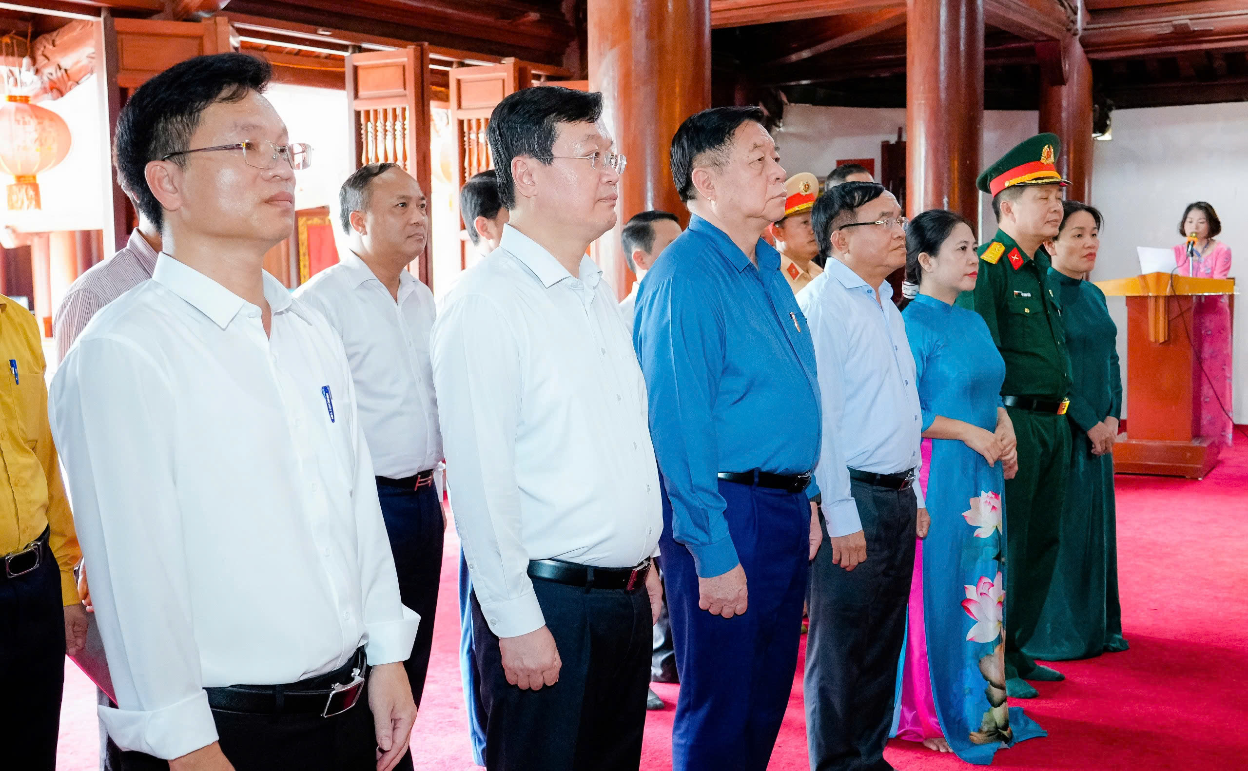 中央宣教与民运部部长向胡志明主席及烈士敬献香火