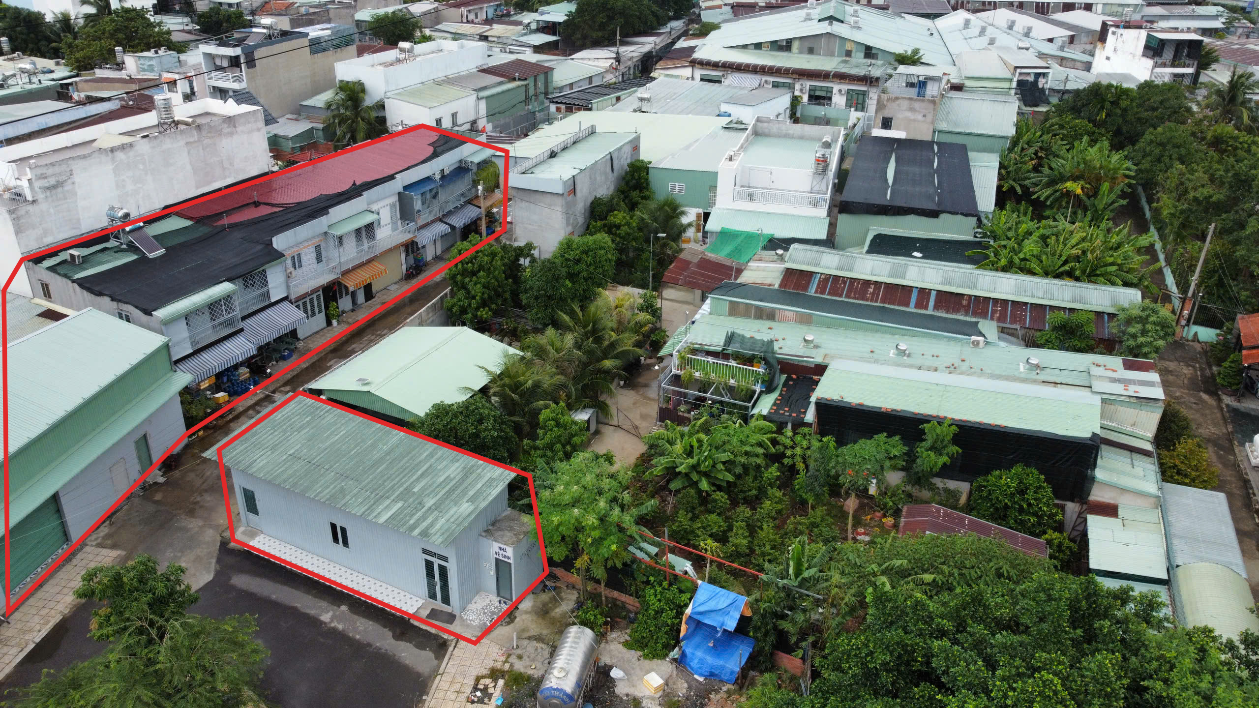 近观多栋违建、无号、号违建的房屋在Thới An区