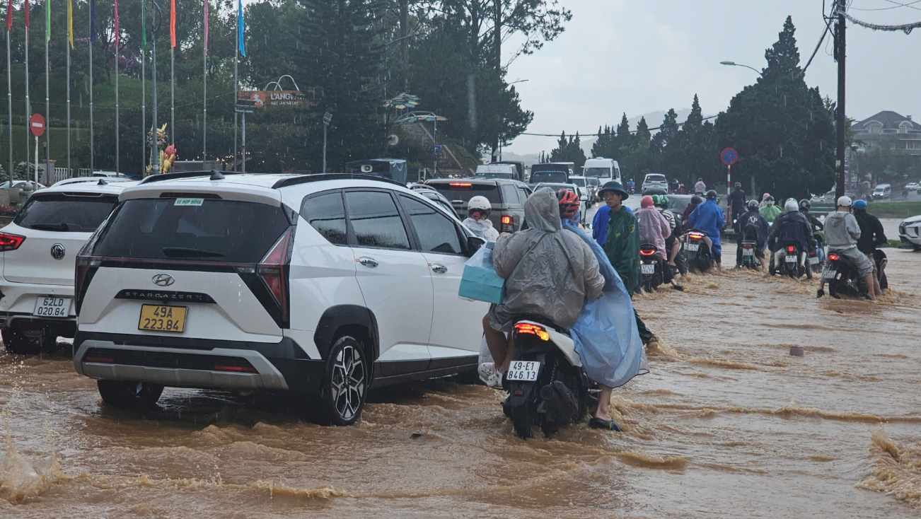 大雨中，潘廷逢溪沿岸的达拉特局部洪水