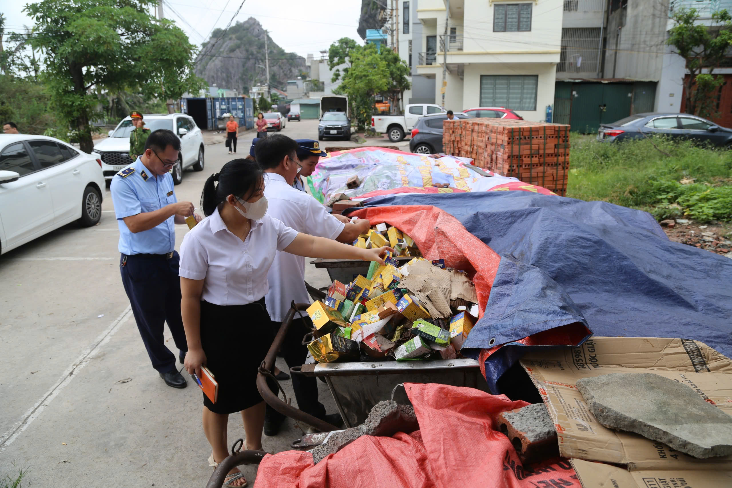 发现数千盒糖浆、燕窝、冬虫夏草...被扔在垃圾场