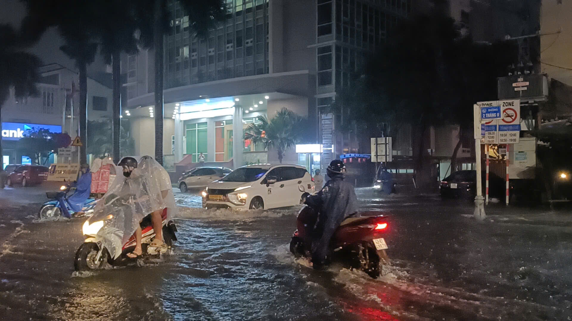 第一号台风导致天空白雨，岘港多个'热点'被洪水威胁