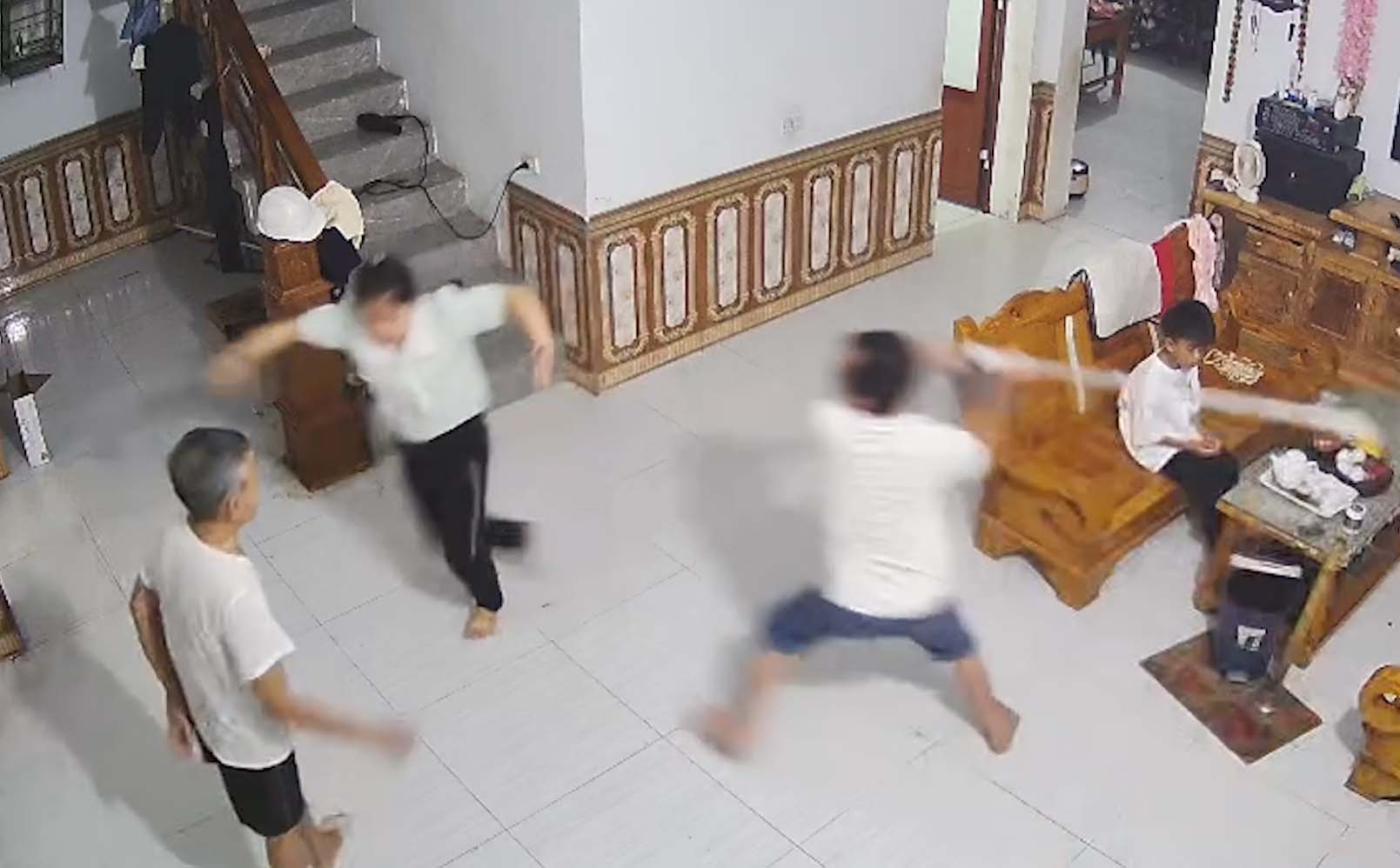 丈夫用拖把和拖鞋打妻子入院