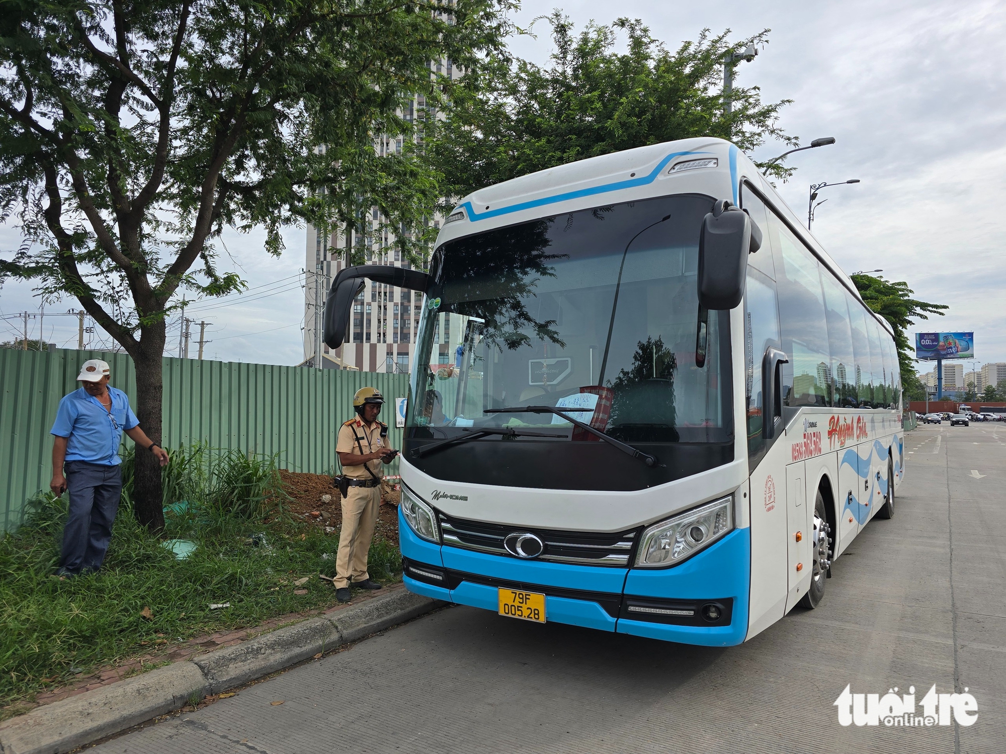 仅一小时，六辆卧铺客车在一段路上闪电接客