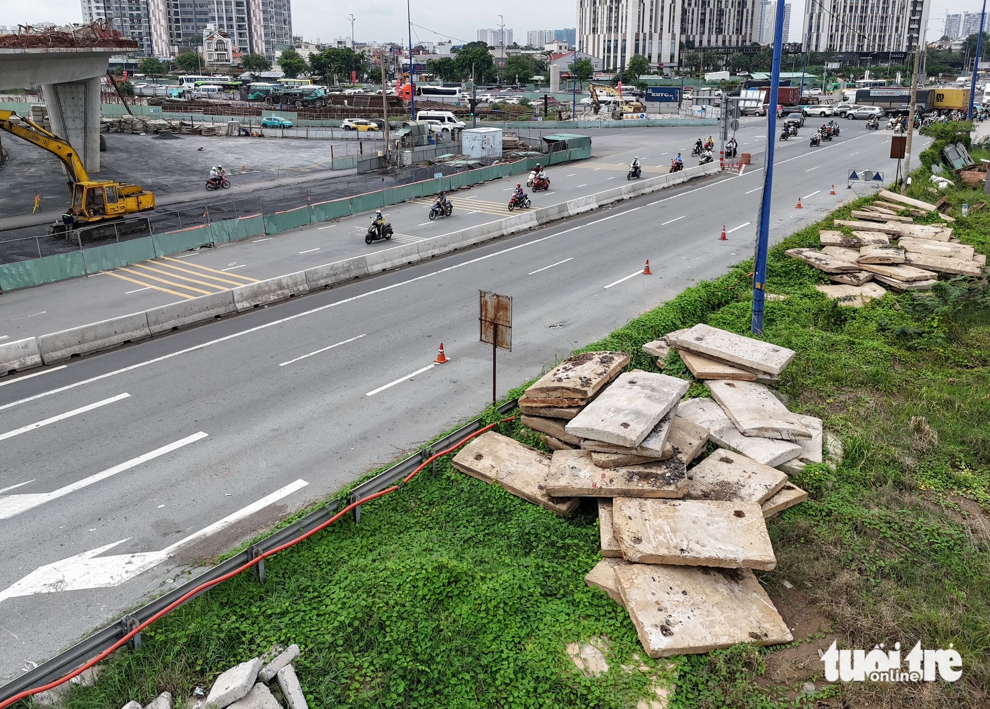 安富交叉口施工现场全景，进度缓慢，尽管还有6个月就要完工