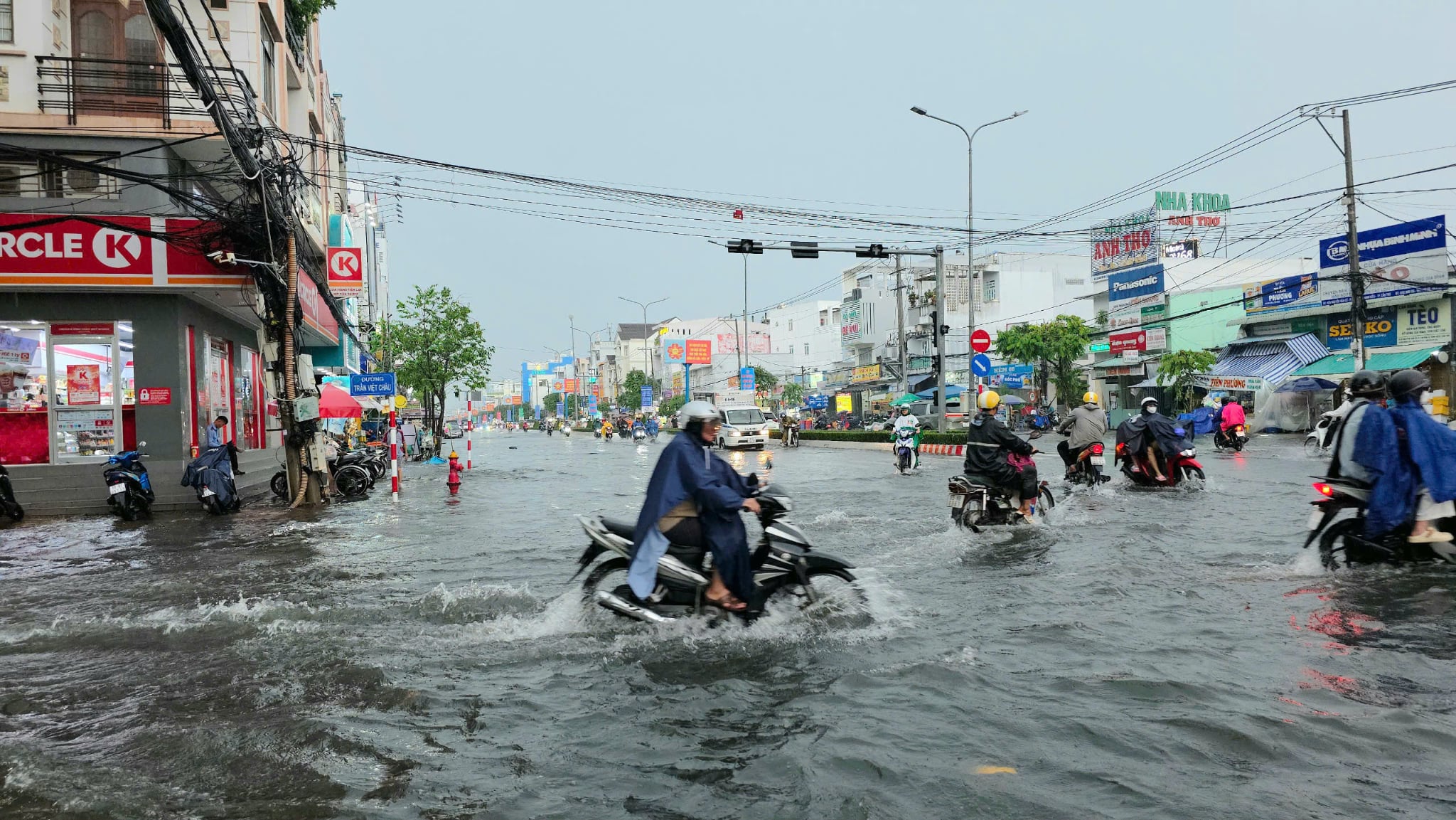 雨季以来芹苴最大降雨，多条道路如河流般淹没