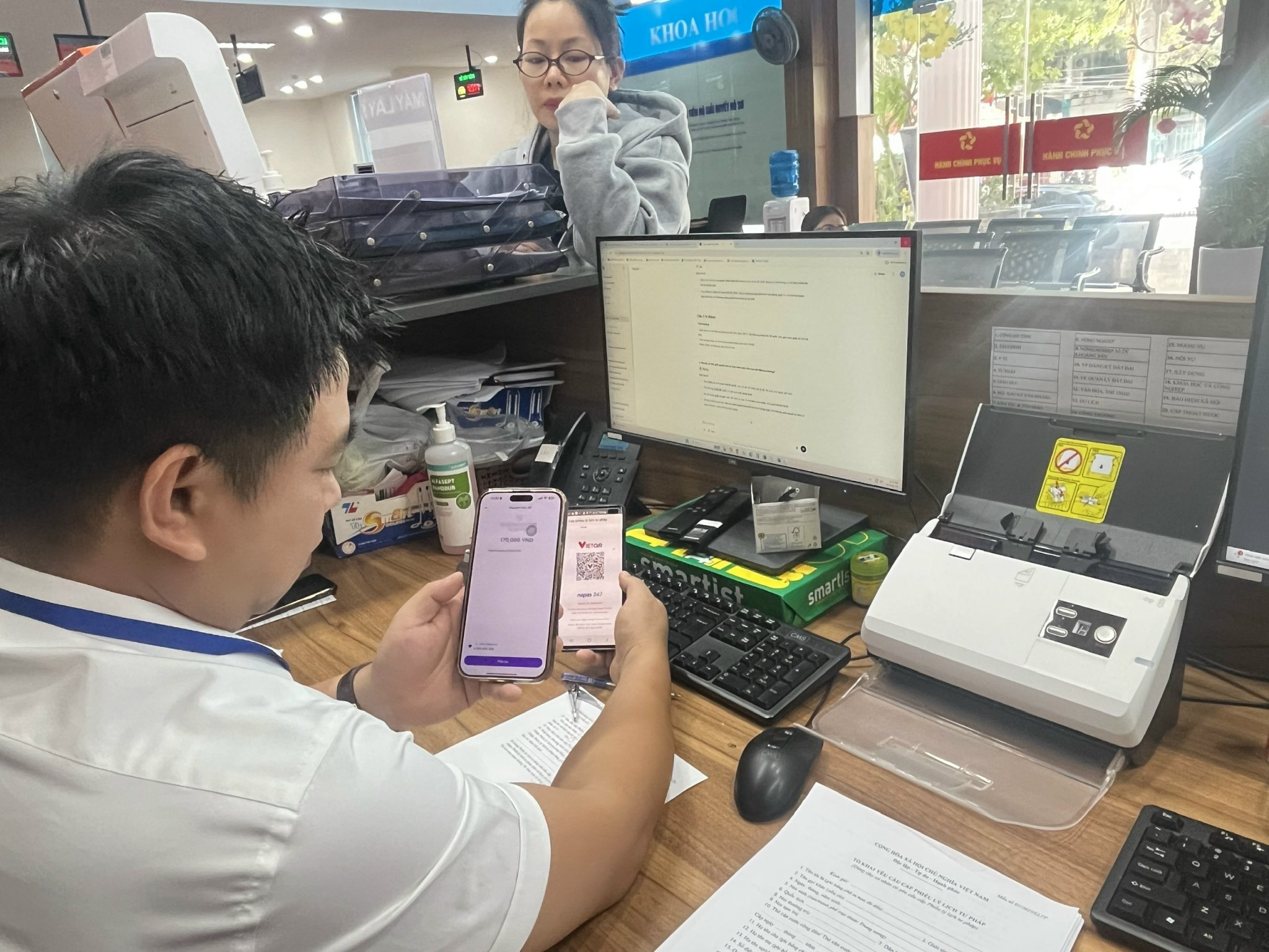 民众在办理公共服务手续时喜欢使用无现金支付