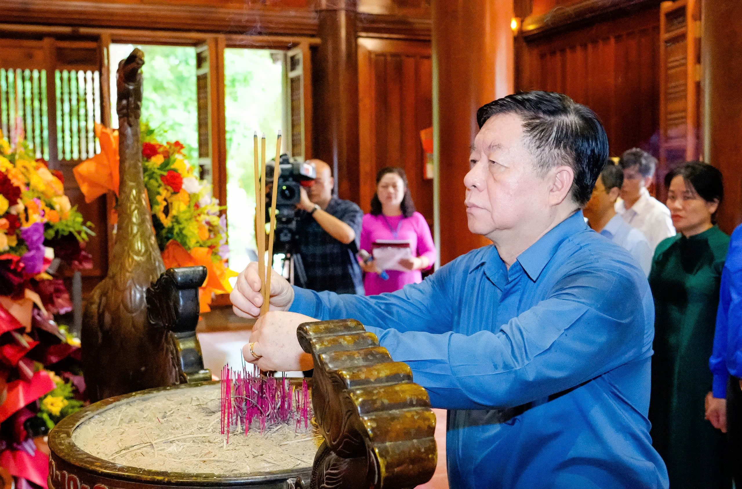 中央宣教与民运部部长向胡志明主席及烈士敬献香火