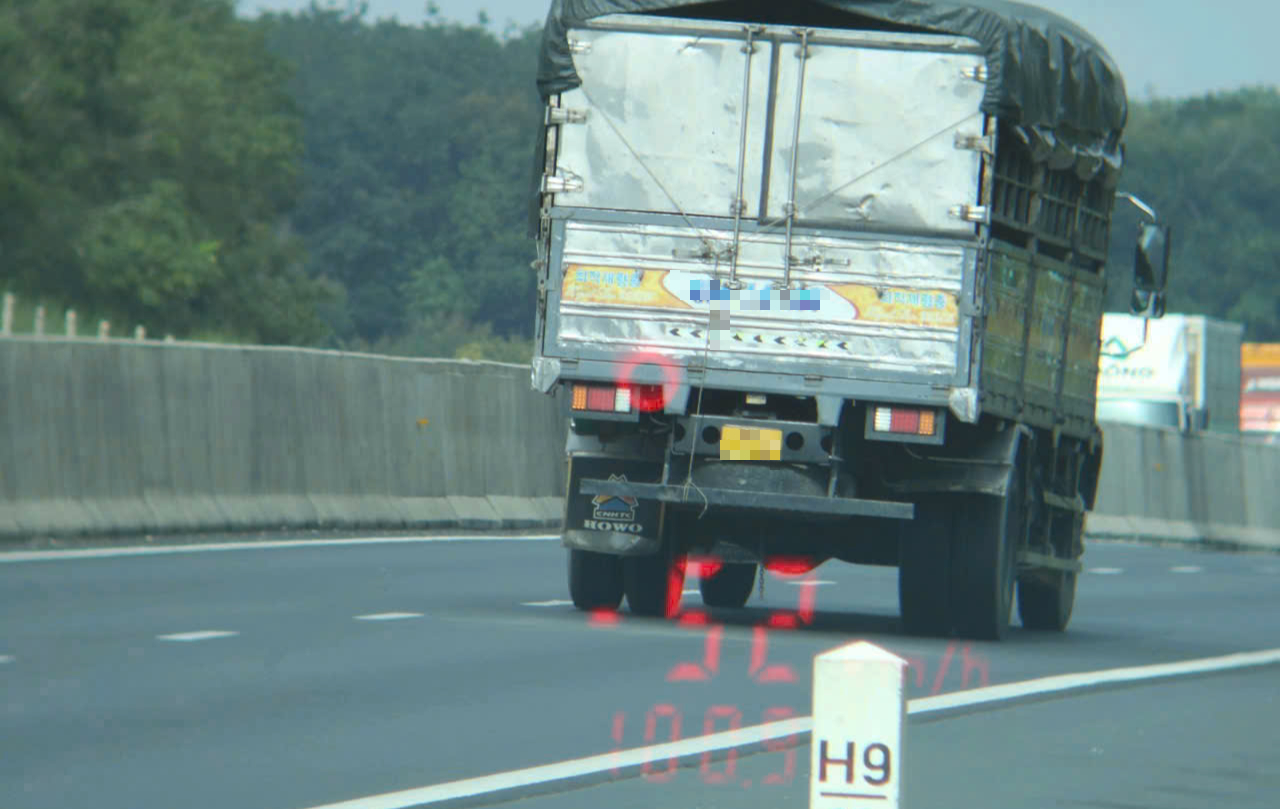 许多司机因在高速公路上低于最低速度60公里/小时而被罚款