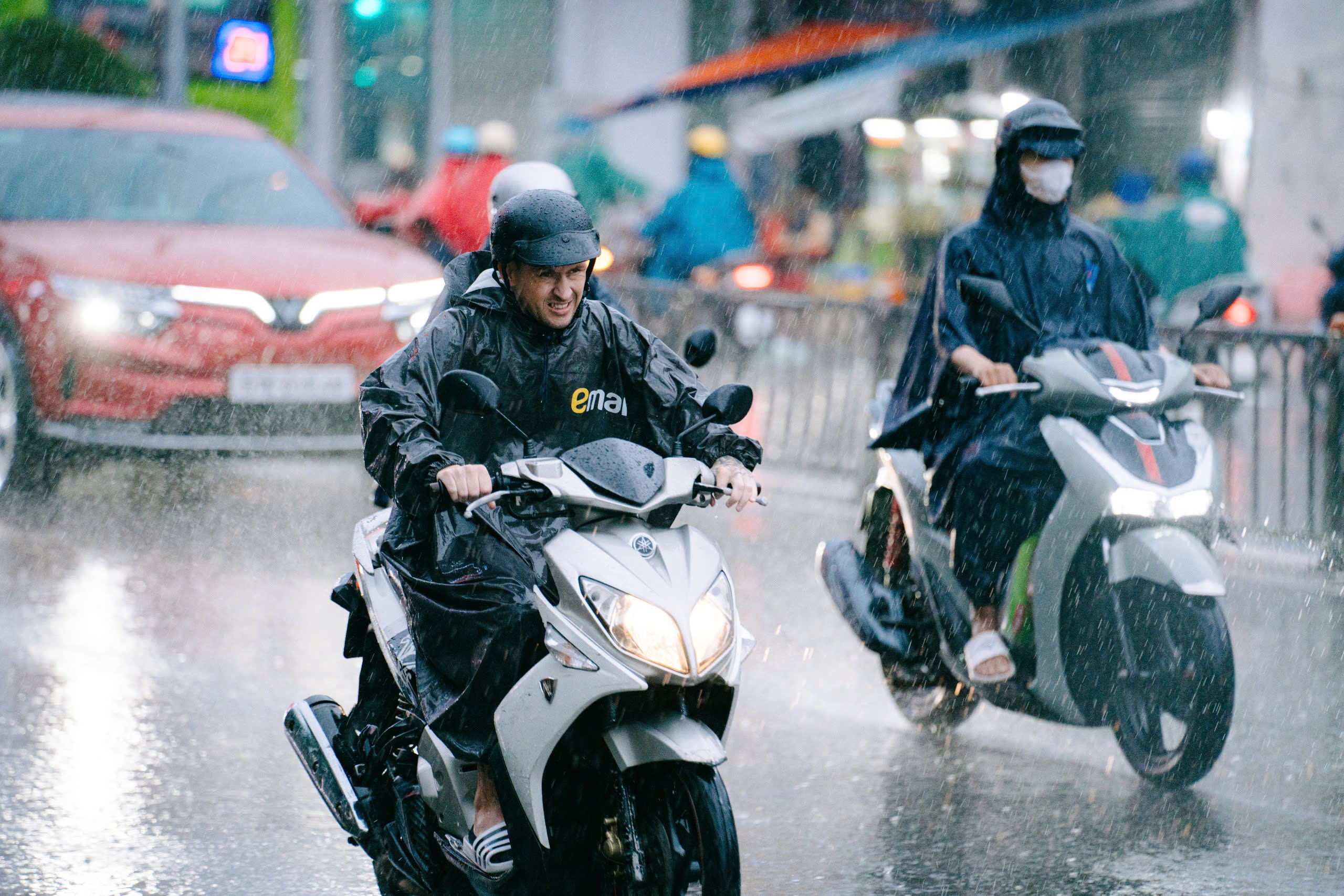从邻近省份的雷暴云涌入胡志明市，预计即将下大雨