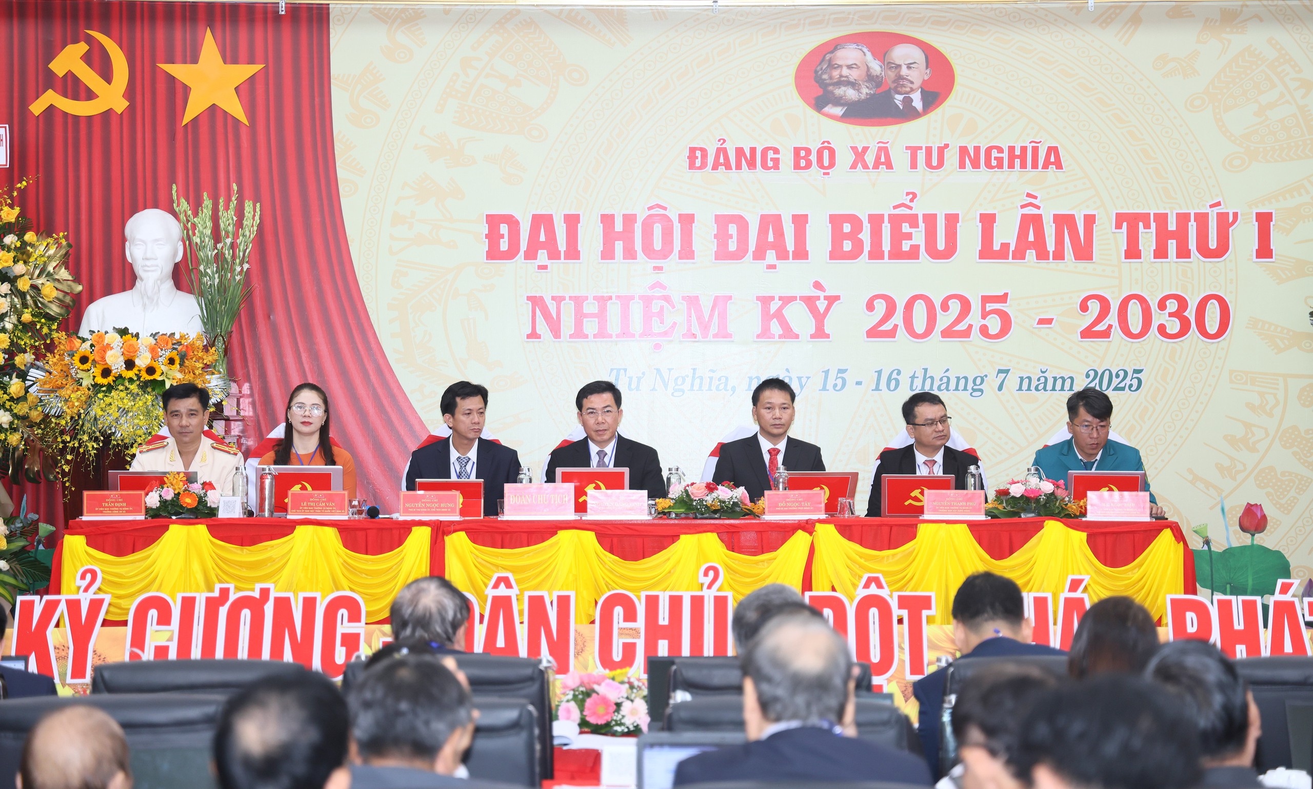 广南省一乡举行'无纸化'党代会