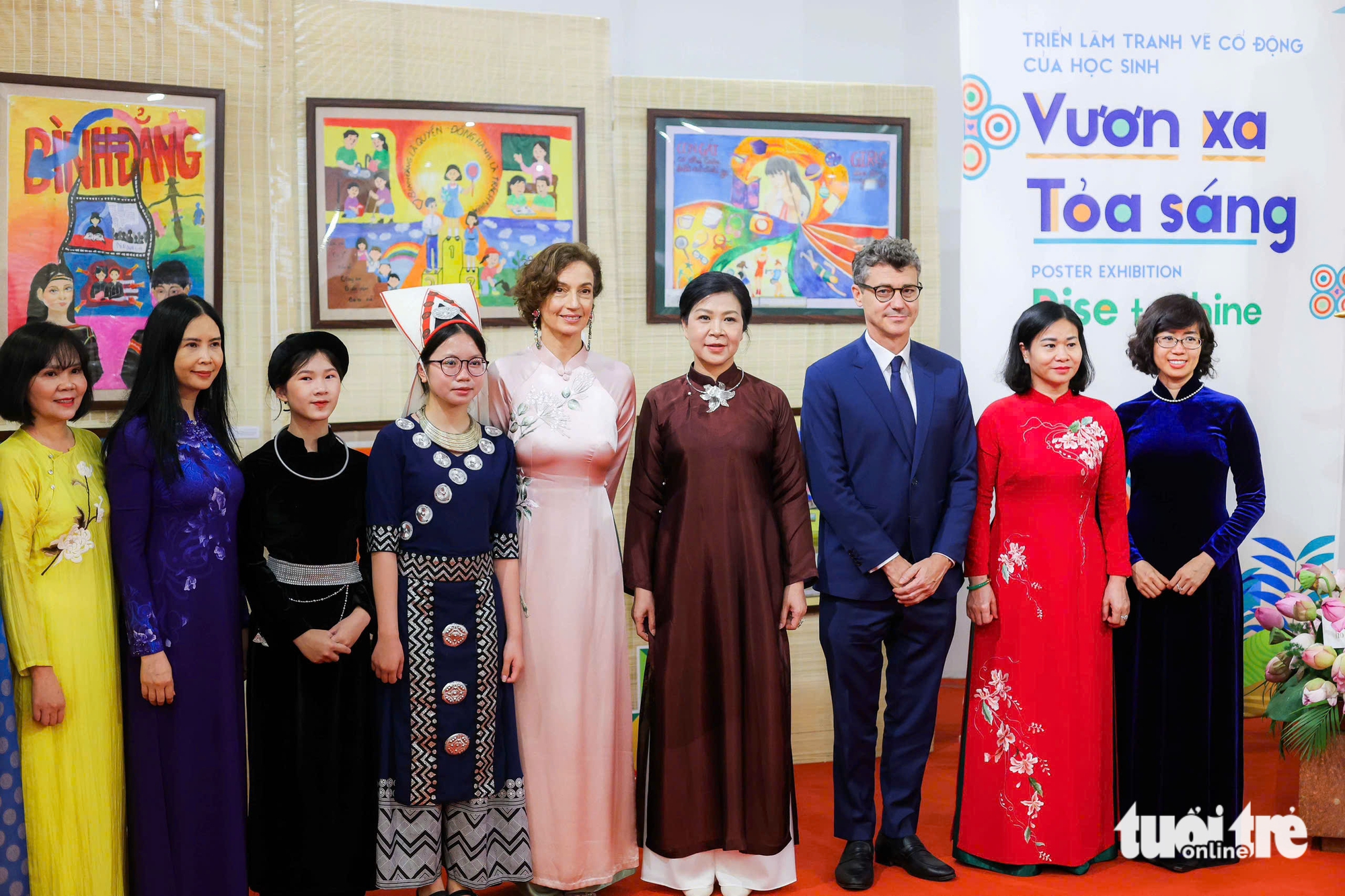 吴芳黎夫人与联合国教科文组织总干事参观少数民族女孩画展