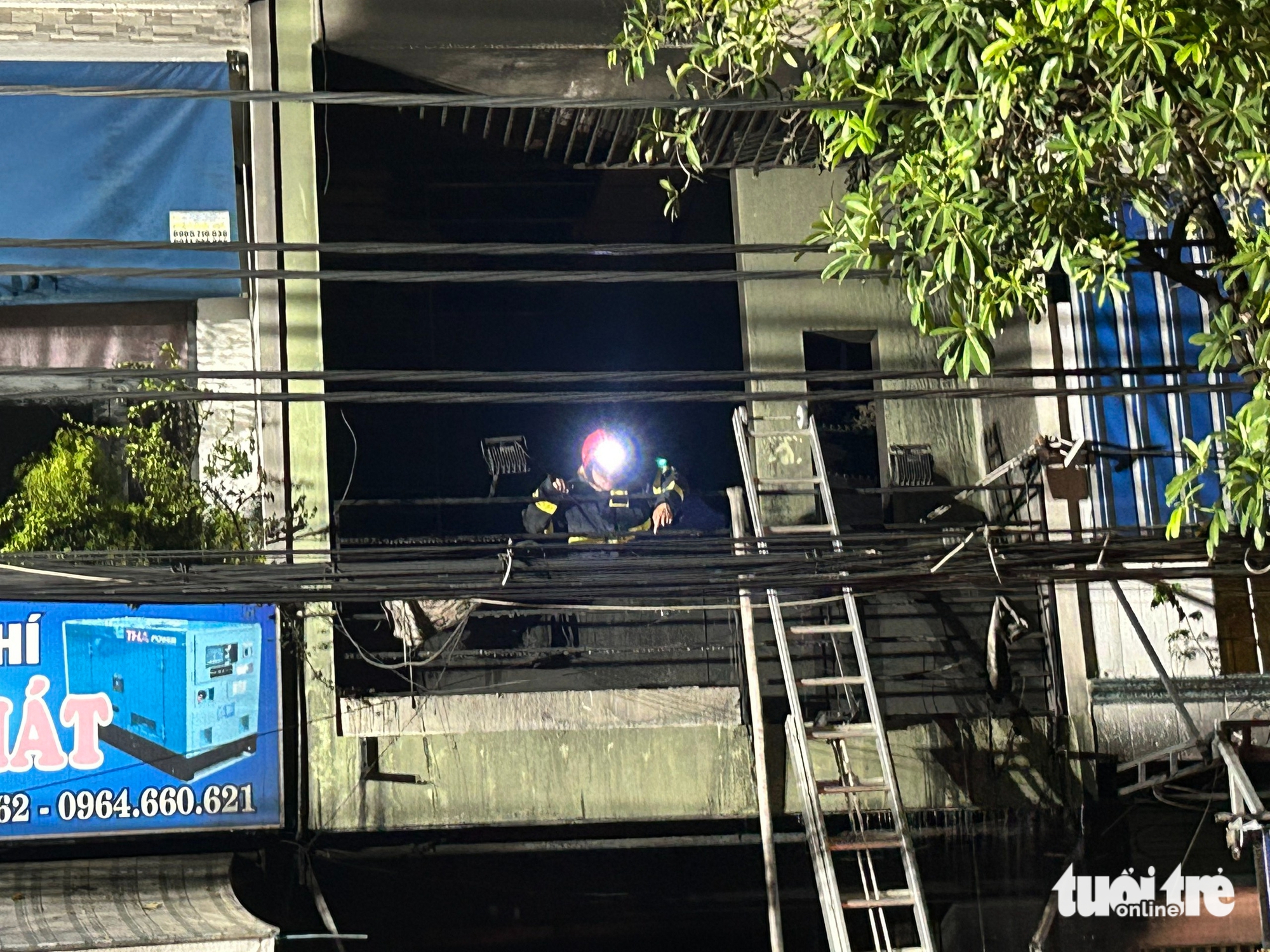 岘港夜间民宅火灾，职能部门紧急灭火阻止火势蔓延