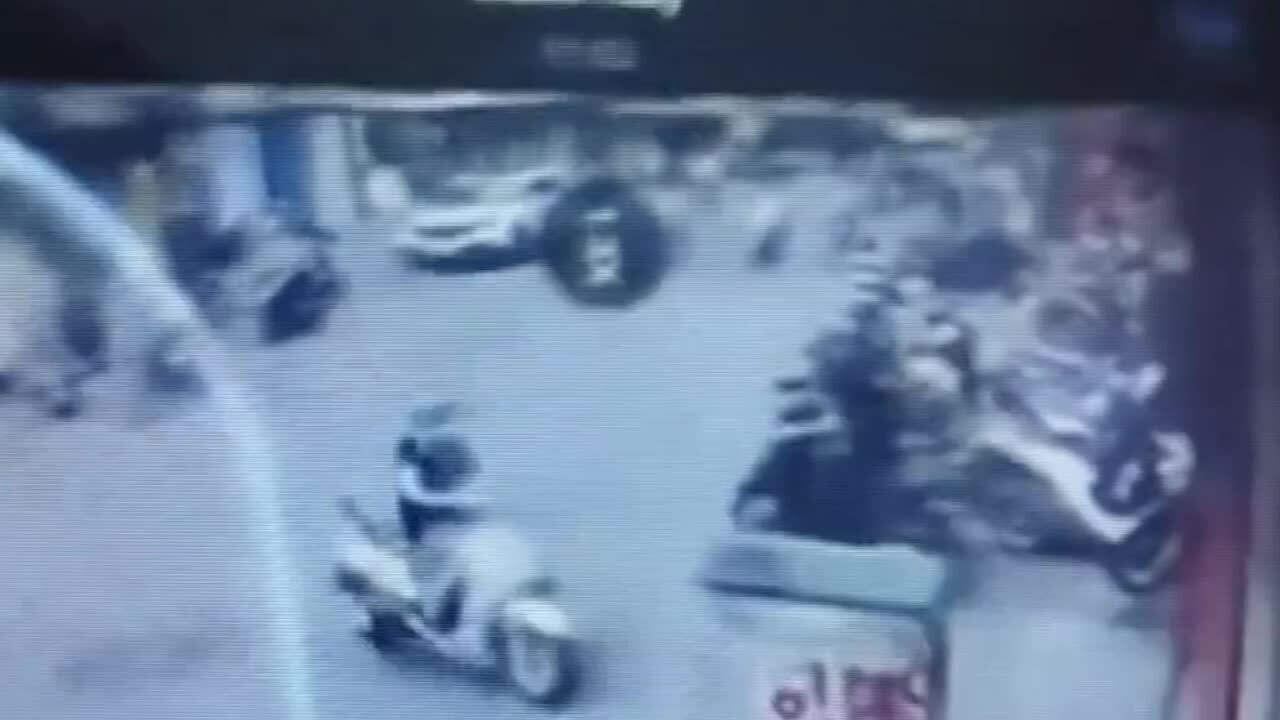 河内皮卡车撞上7辆摩托车