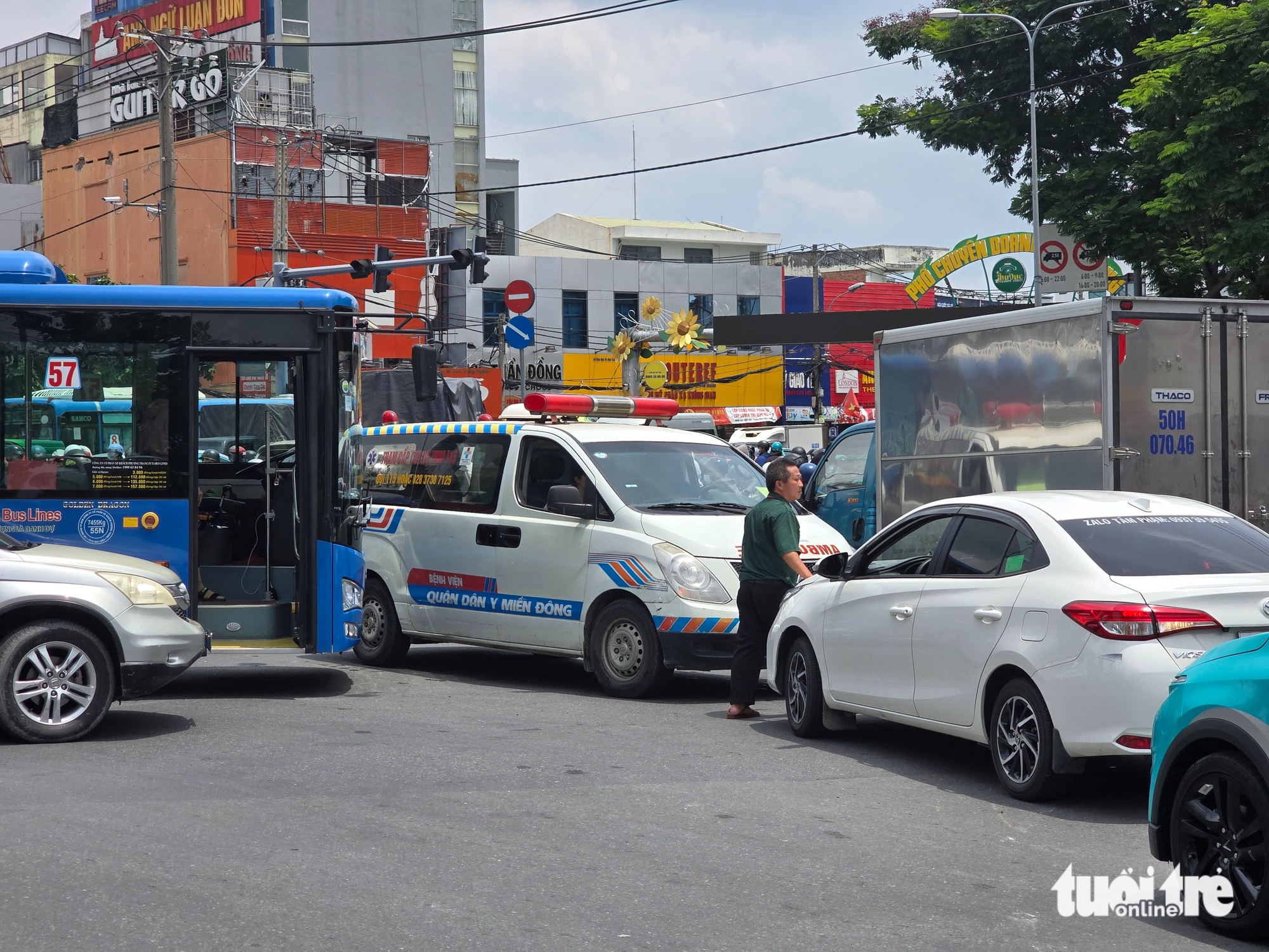 中午阳光下的守德十字路口四面堵车，原因何在？