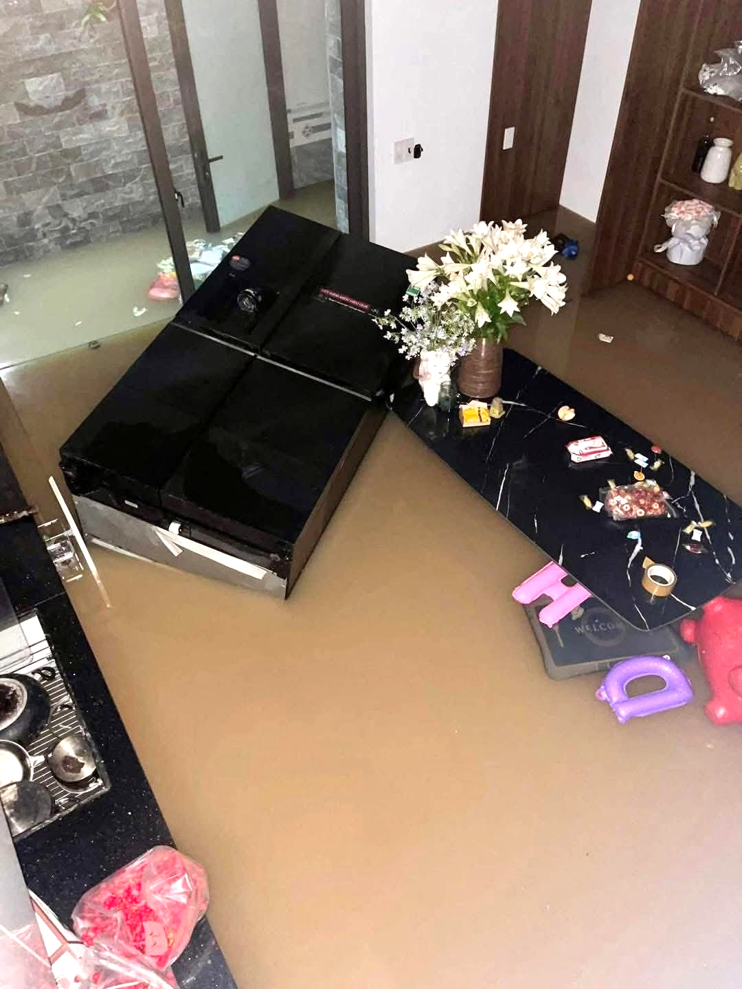 太原因大雨深陷洪水，民众爬上屋顶求救