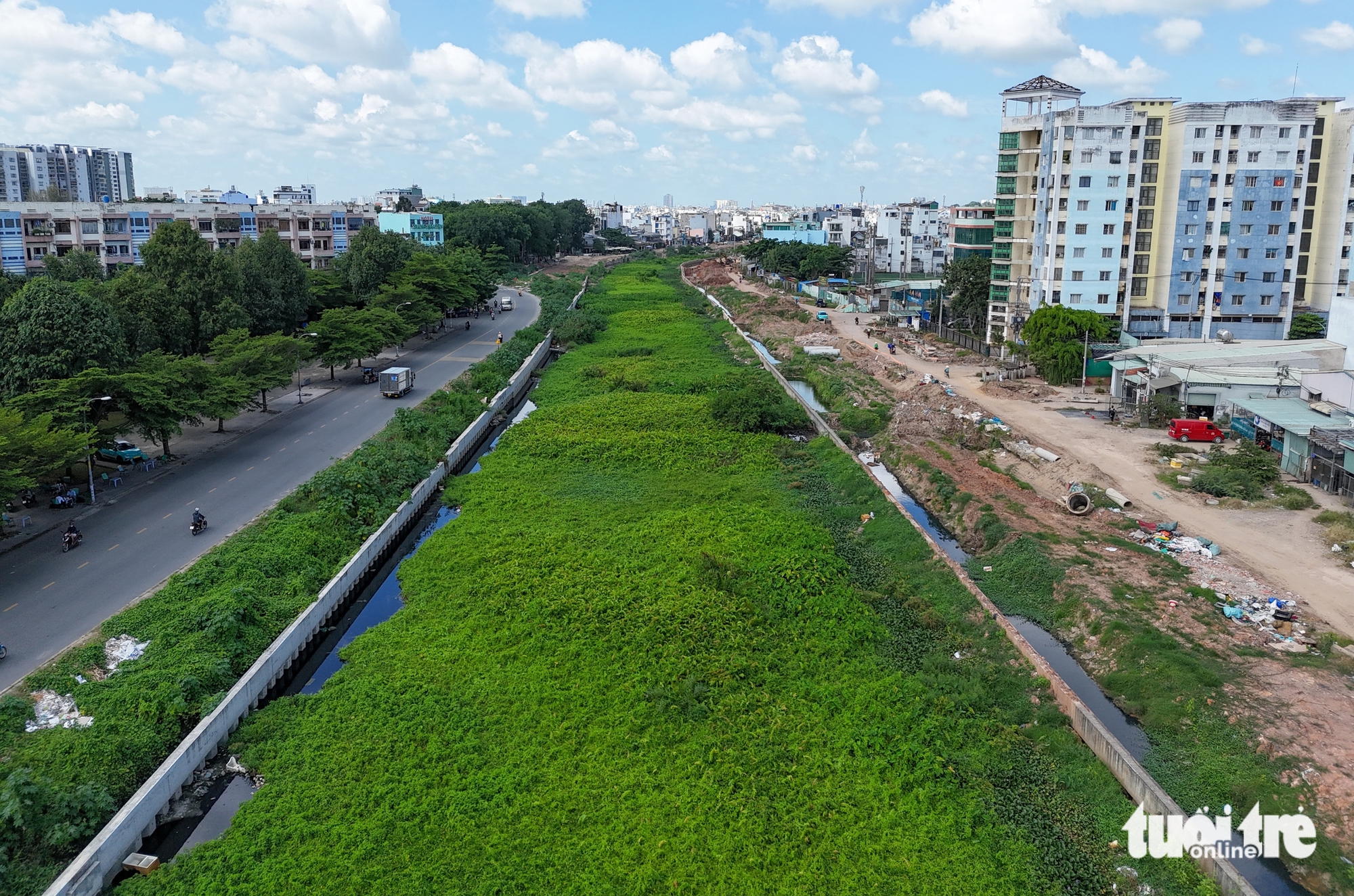 Tham Lương - Bến Cát - Nước Lên 渠道改造项目进度缓慢：部分路段铺设沥青，部分路段杂草丛生