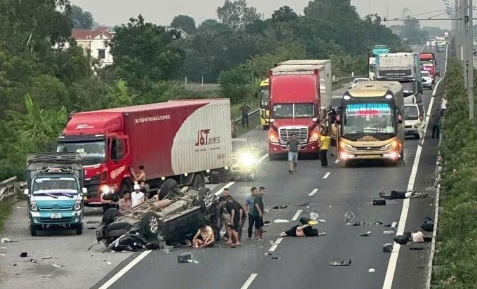 高速公路上汽车翻车，5人遇难