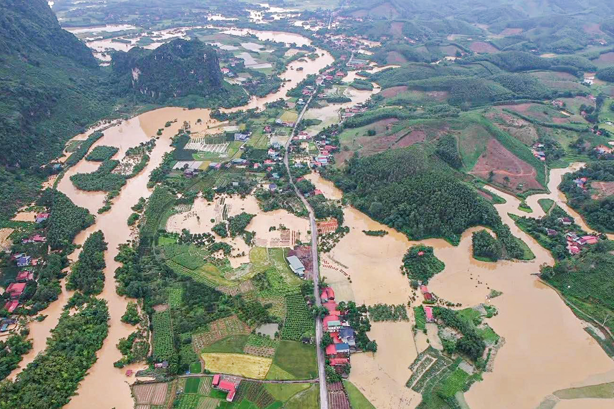 连夜疏散数百户居民远离洪水威胁