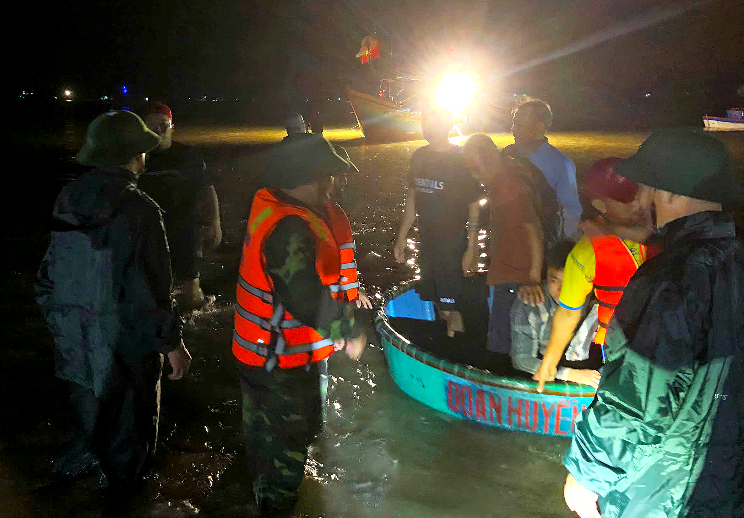 在天琴海旅游船沉没事故中成功救出全部34人