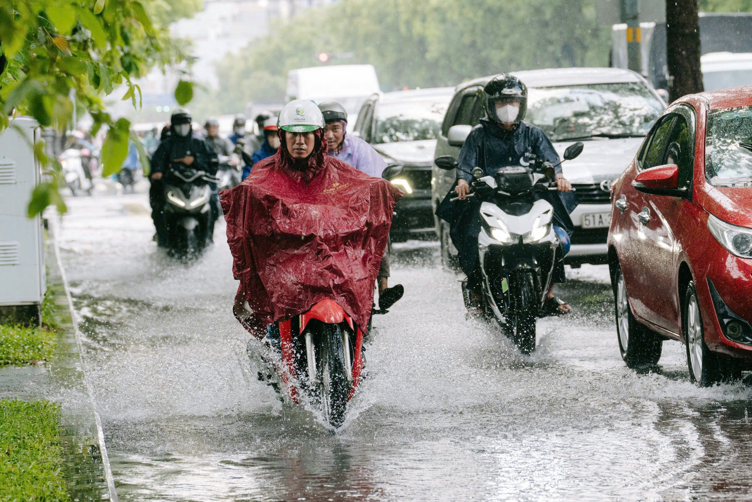 今天6月17日的天气：南部白天晴朗，傍晚至夜间有大雨