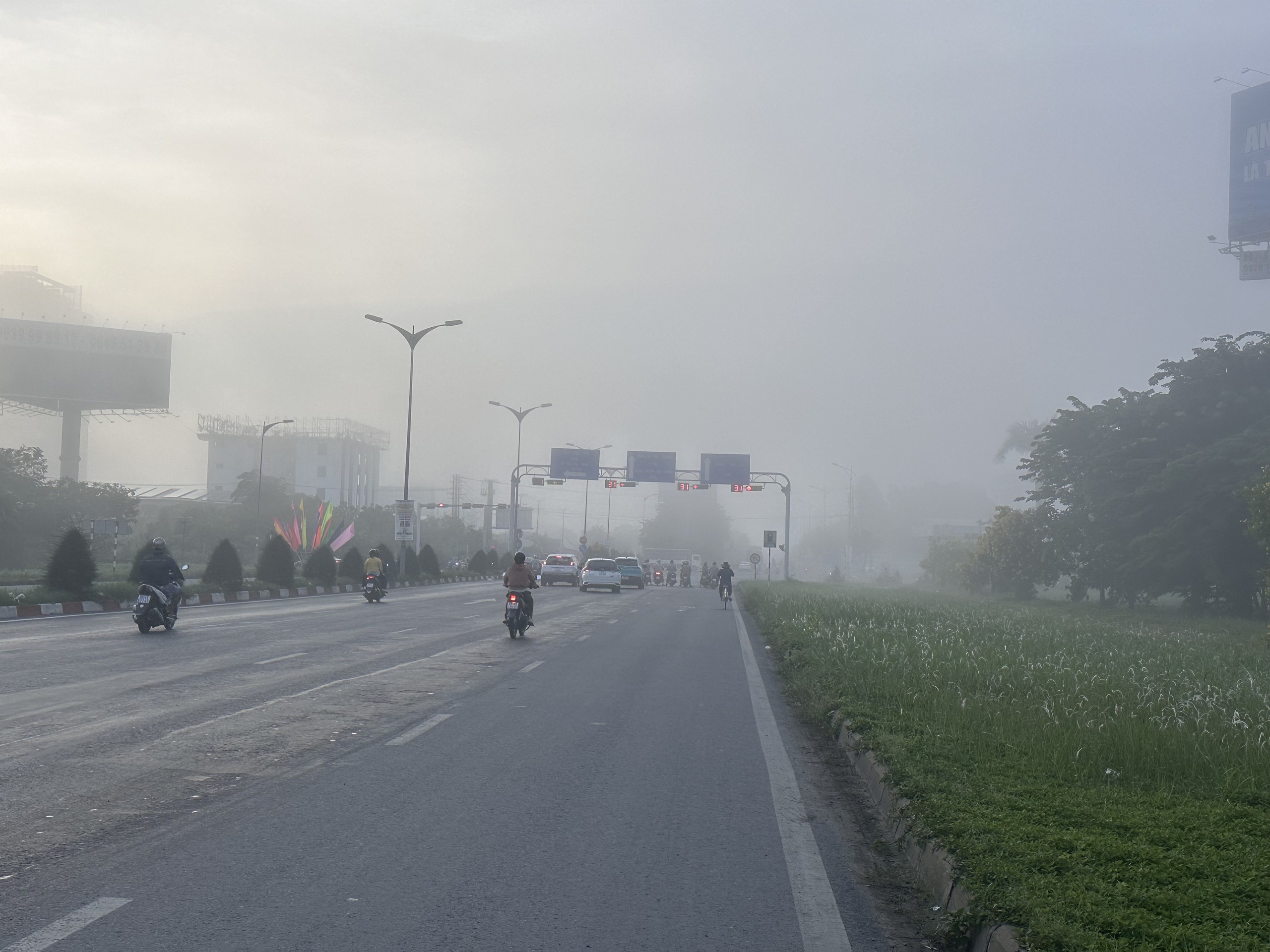 芹苴市周边多个地区浓雾弥漫