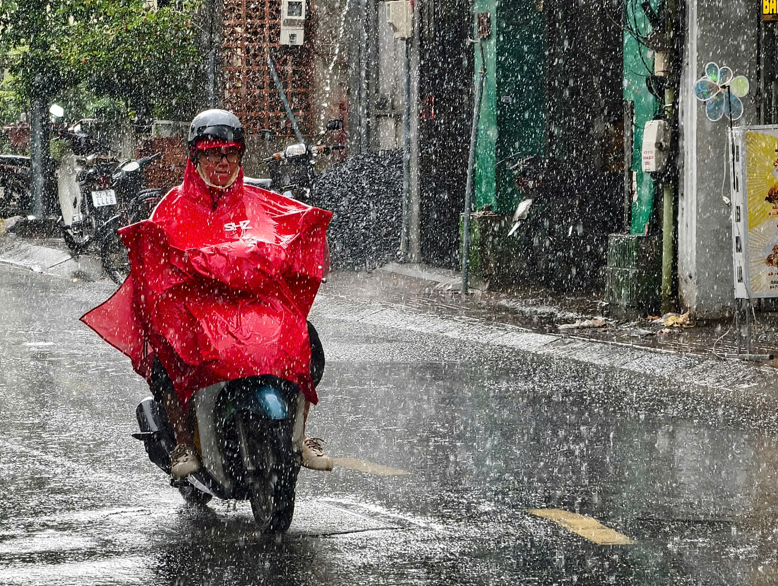 今天10-7的天气：北部大雨，中部炎热