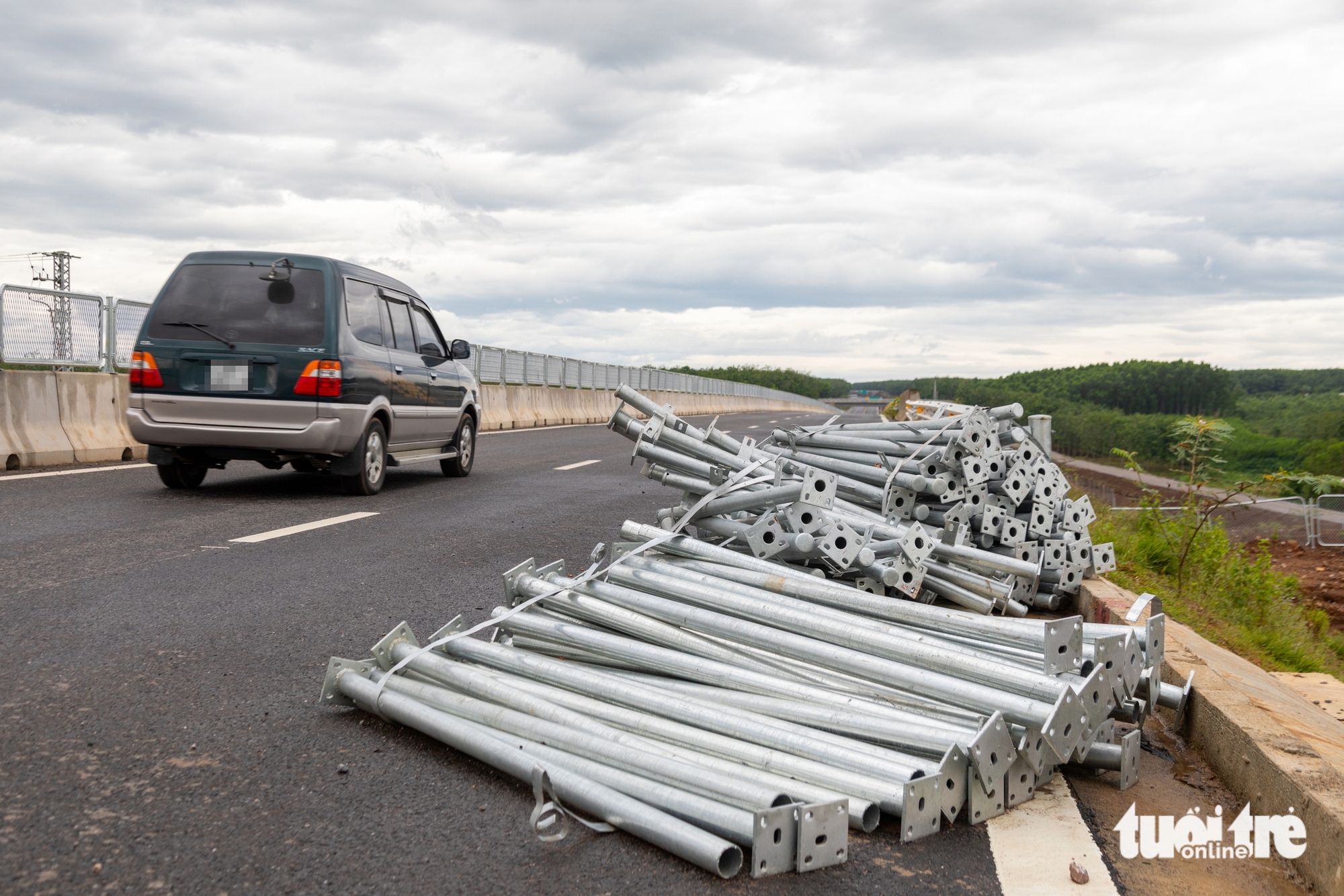 未开通的高速公路上牵引车、汽车川流不息，工人边工作边颤抖
