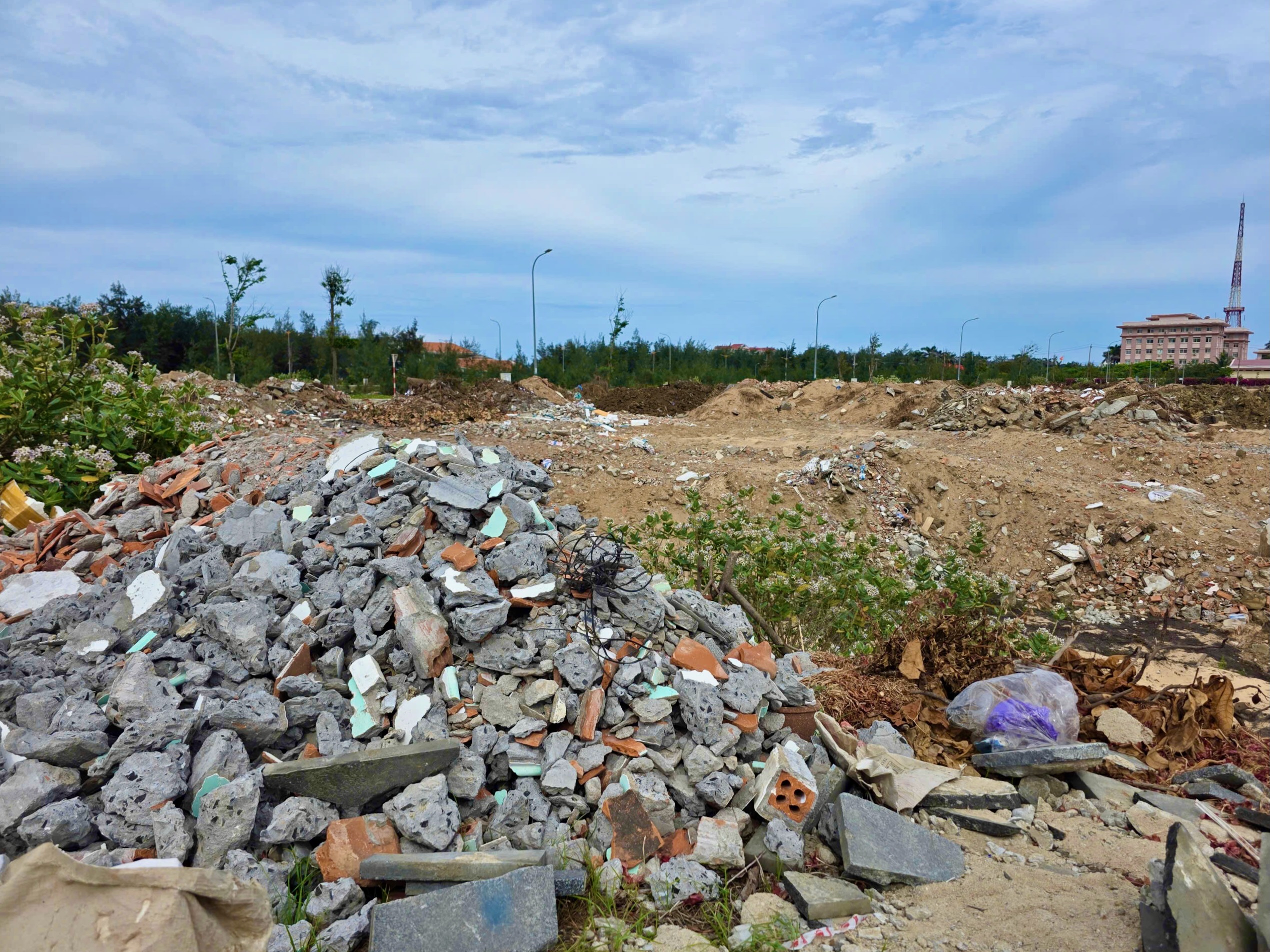 城市项目土地被‘变成’非法倾倒建筑垃圾的场地