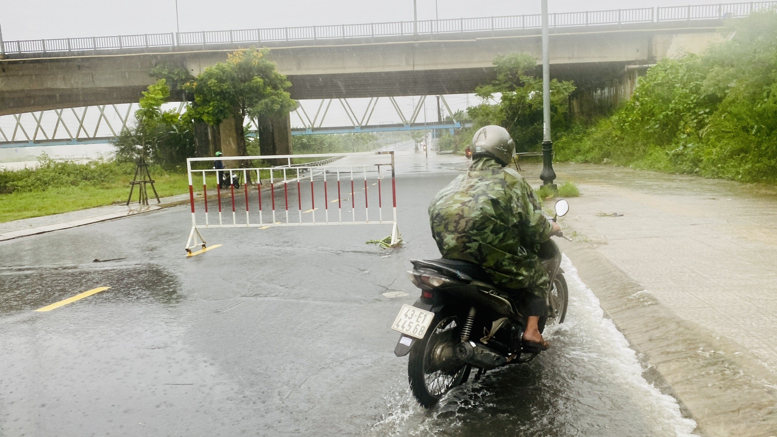 广南-岘港各河流水位上涨导致沿河多地区被淹
