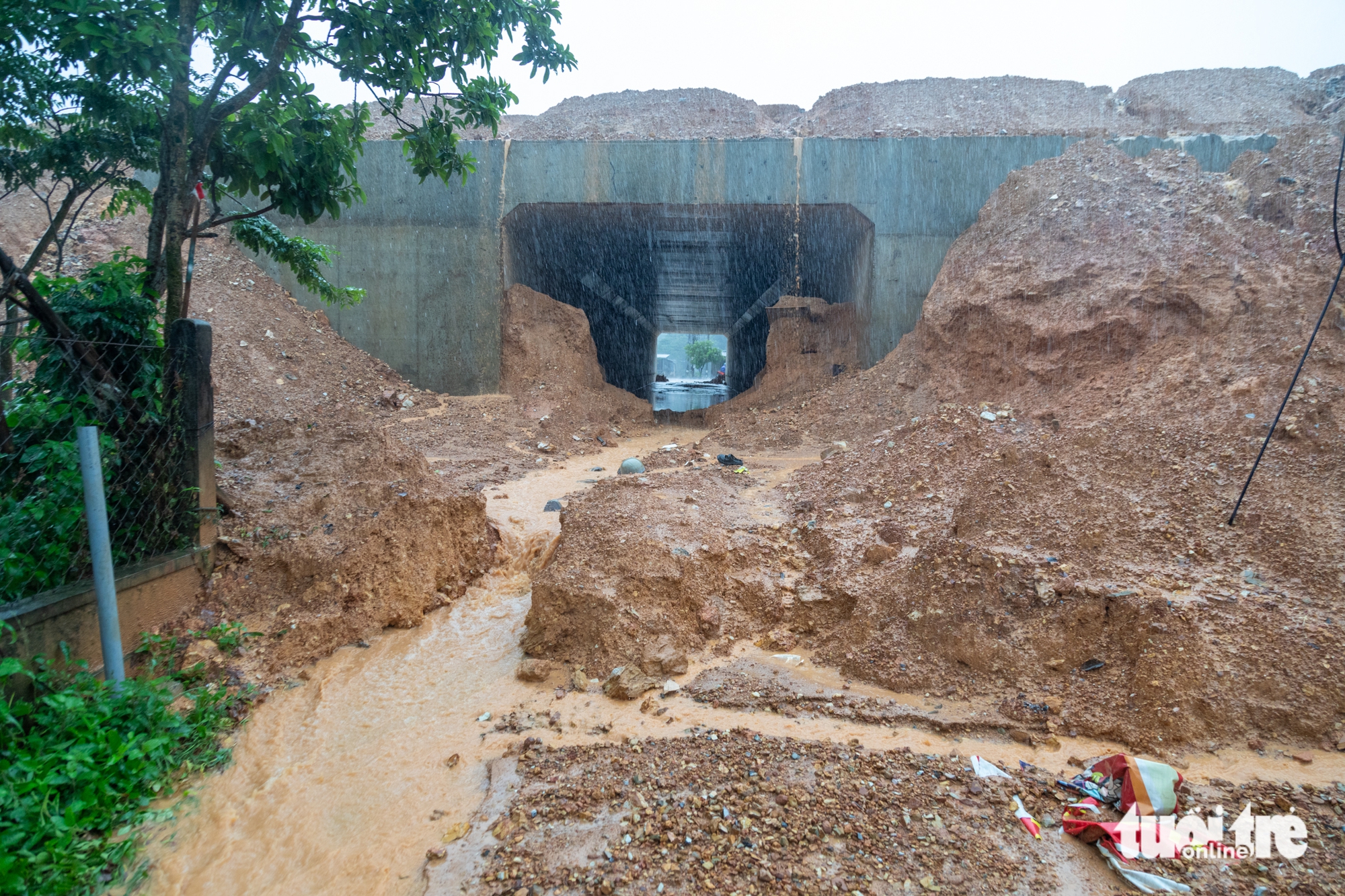万宁-甘露高速公路的泥土随雨水冲入民宅