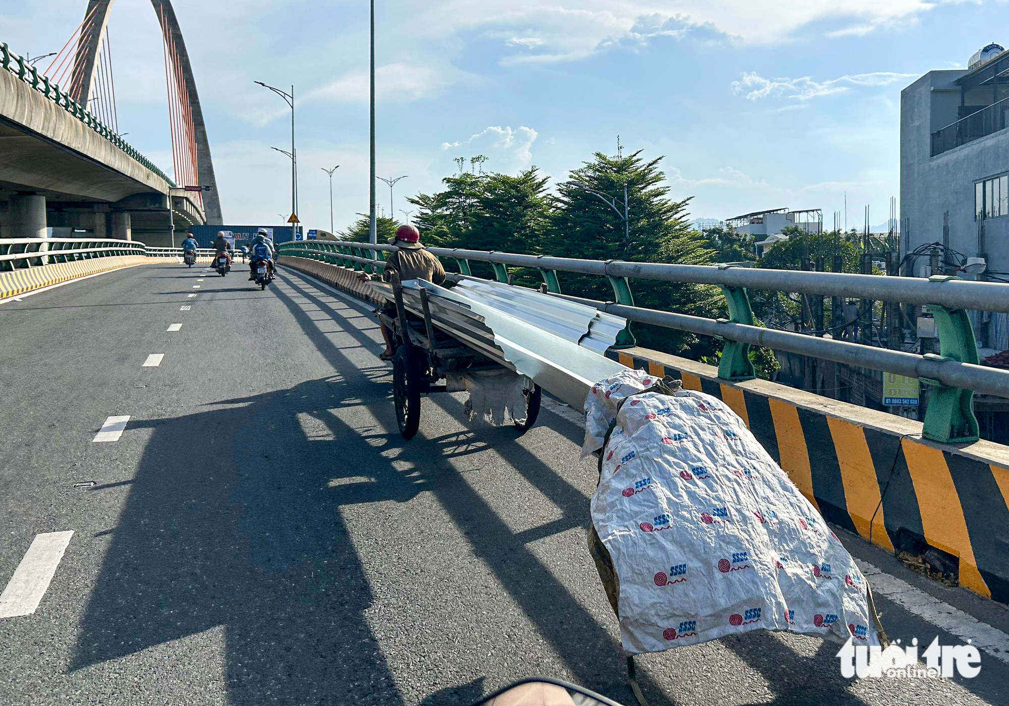 三轮车拉着近十米长的铁皮在岘港街头横行