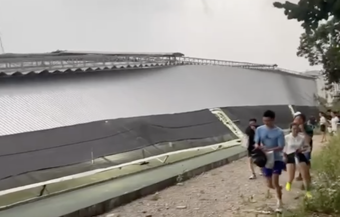 匹克球场地顶棚坍塌，多人逃离