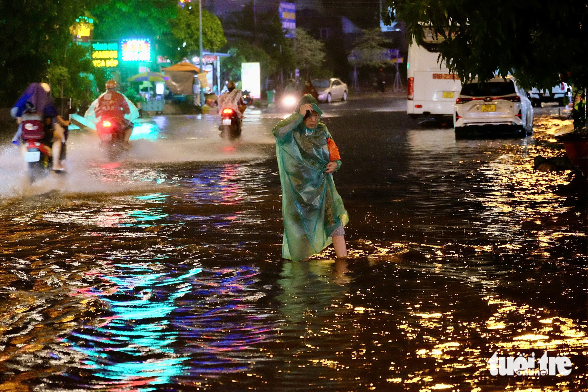 倾盆大雨，平新、守德区水漫金山