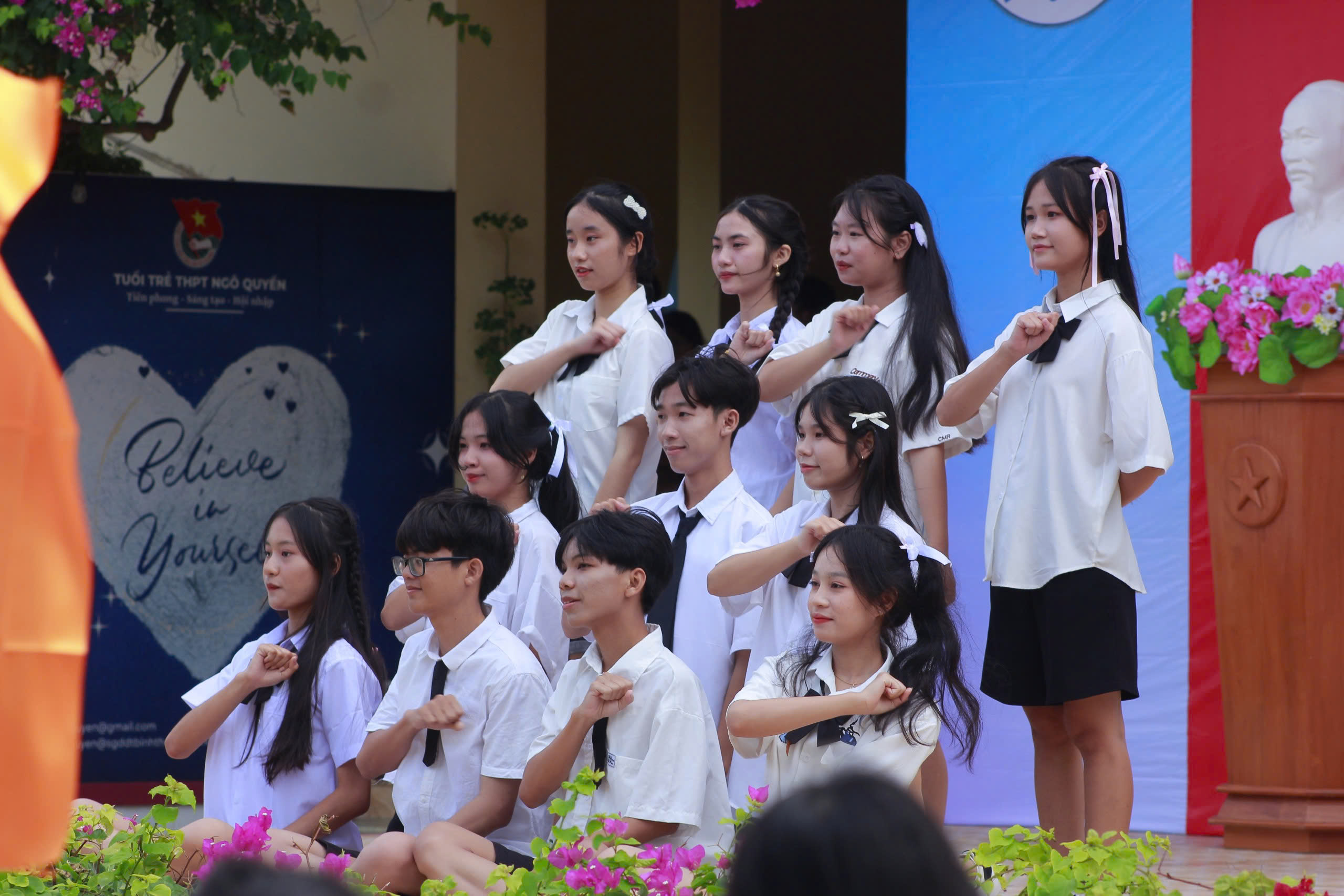 师生共同在富国岛的一所学校里对手机说不