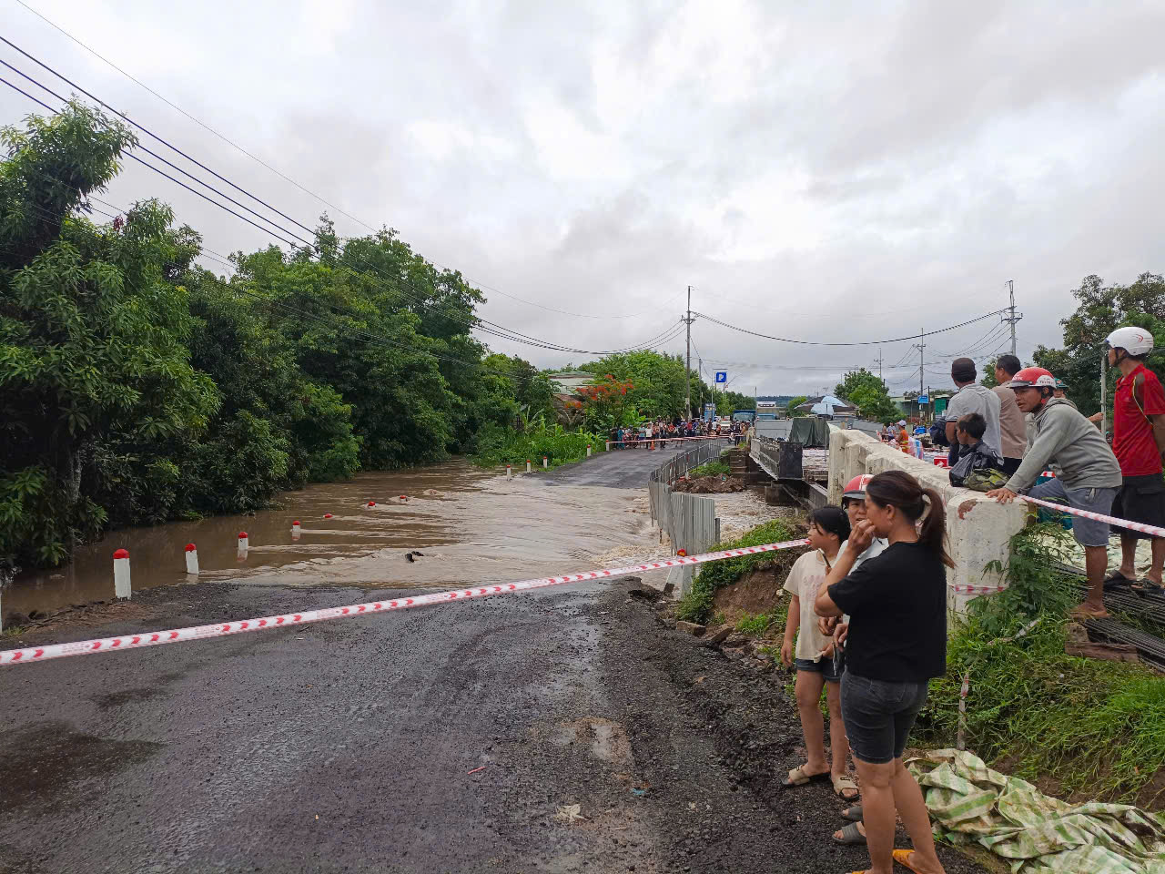 大雨导致嘉莱省25号国道交通中断