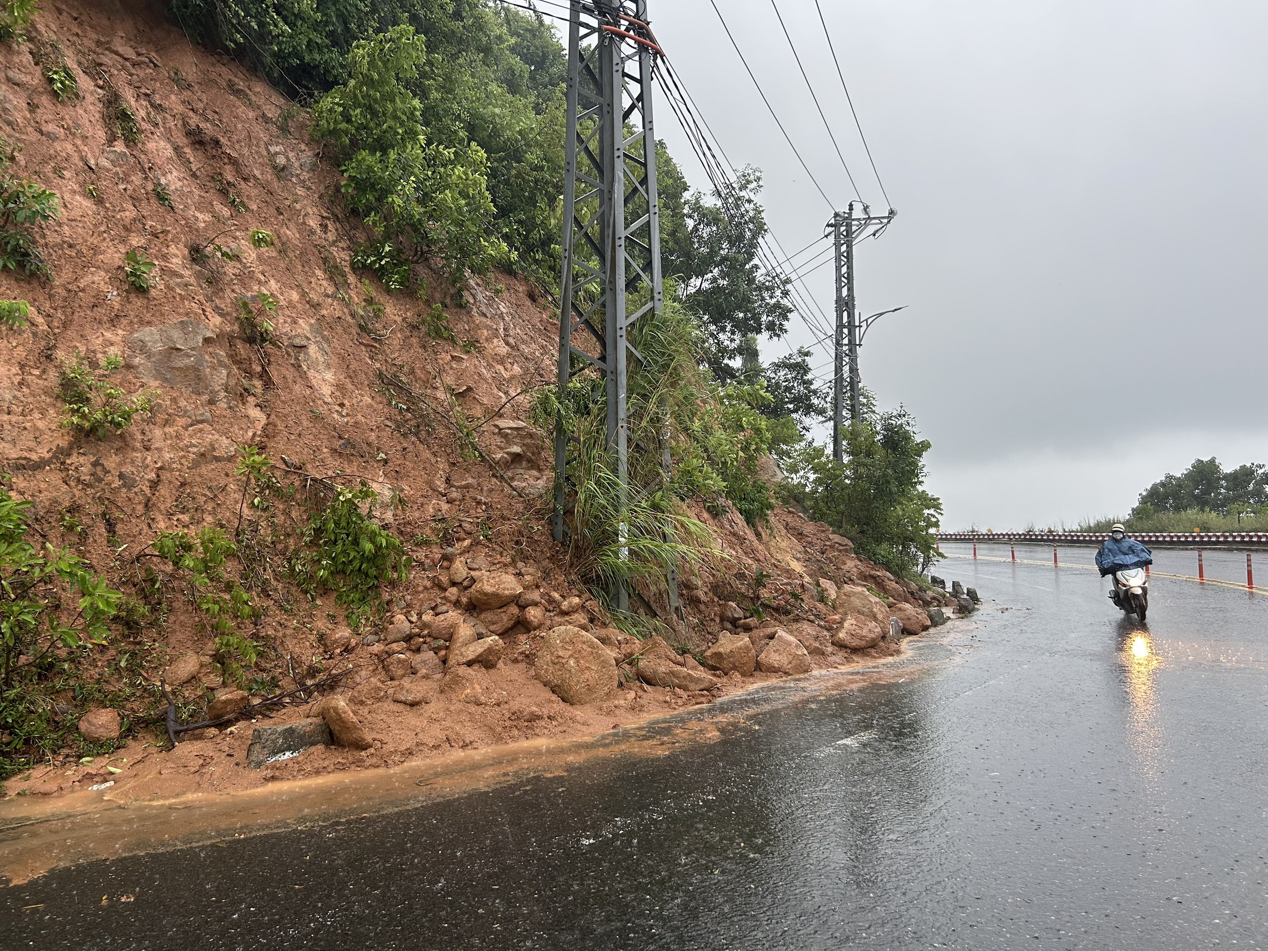 山茶半岛出现多处滑坡，土石阻断道路
