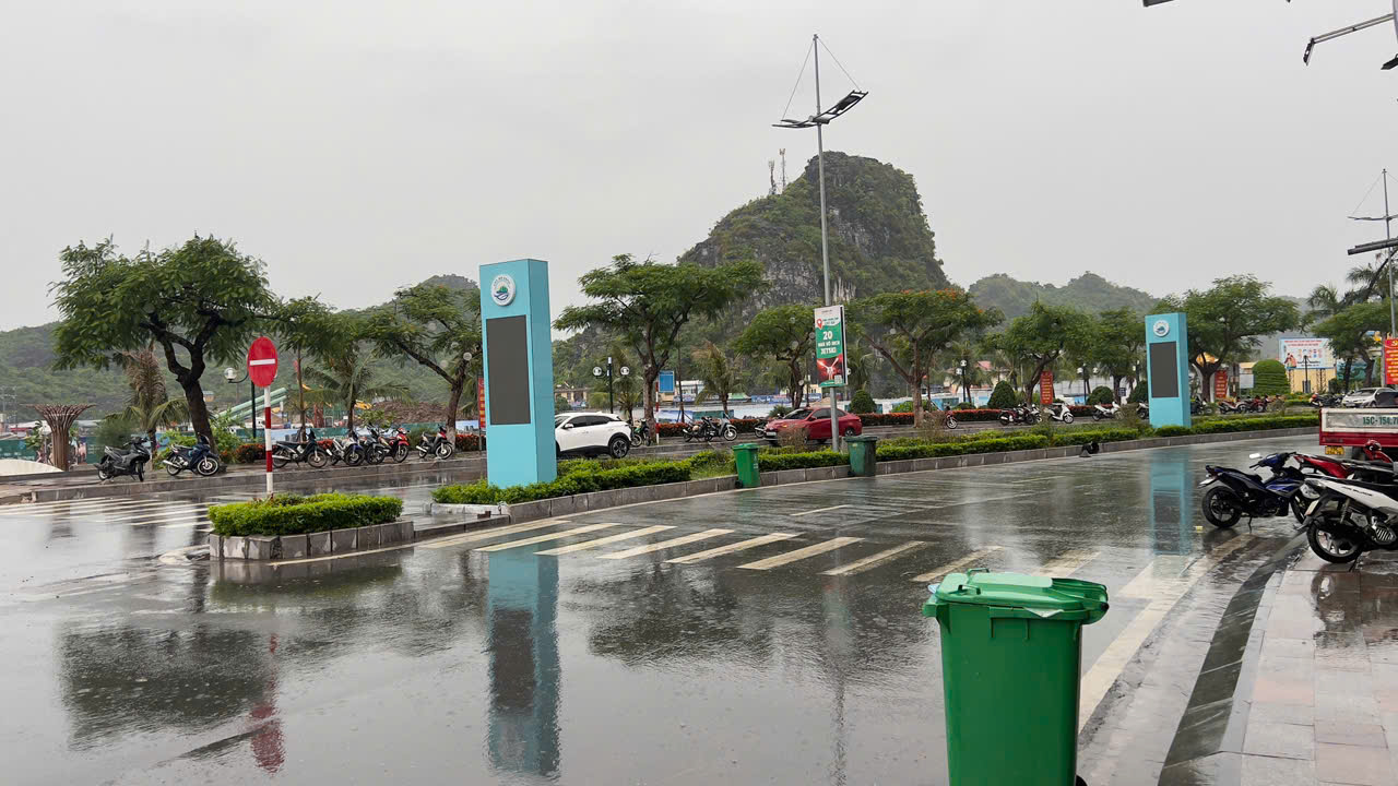 广宁白天下大雨伴随着冰雹