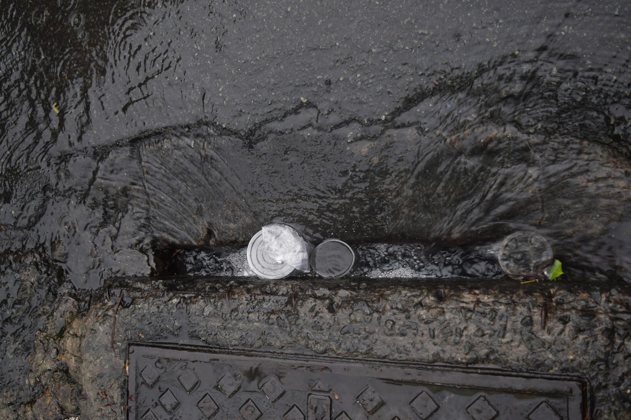 雨天中许多排水口'张开嘴巴'，将生活垃圾吸入排水系统