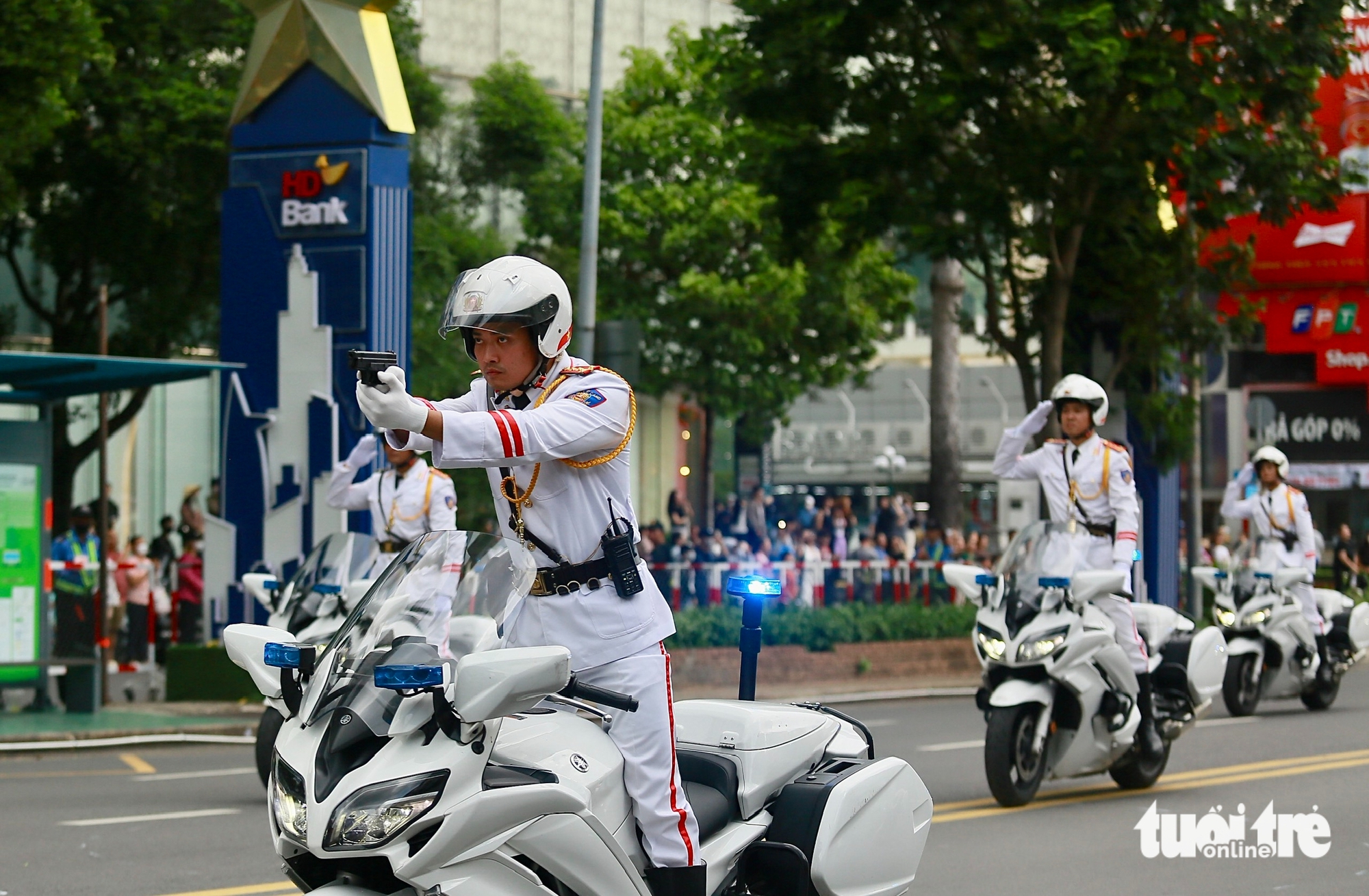 目击反恐表演总彩排，保护要人...在胡志明市中心