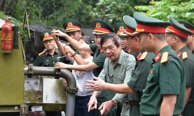向武元甲大将家庭赠送长山输油管道纪念物