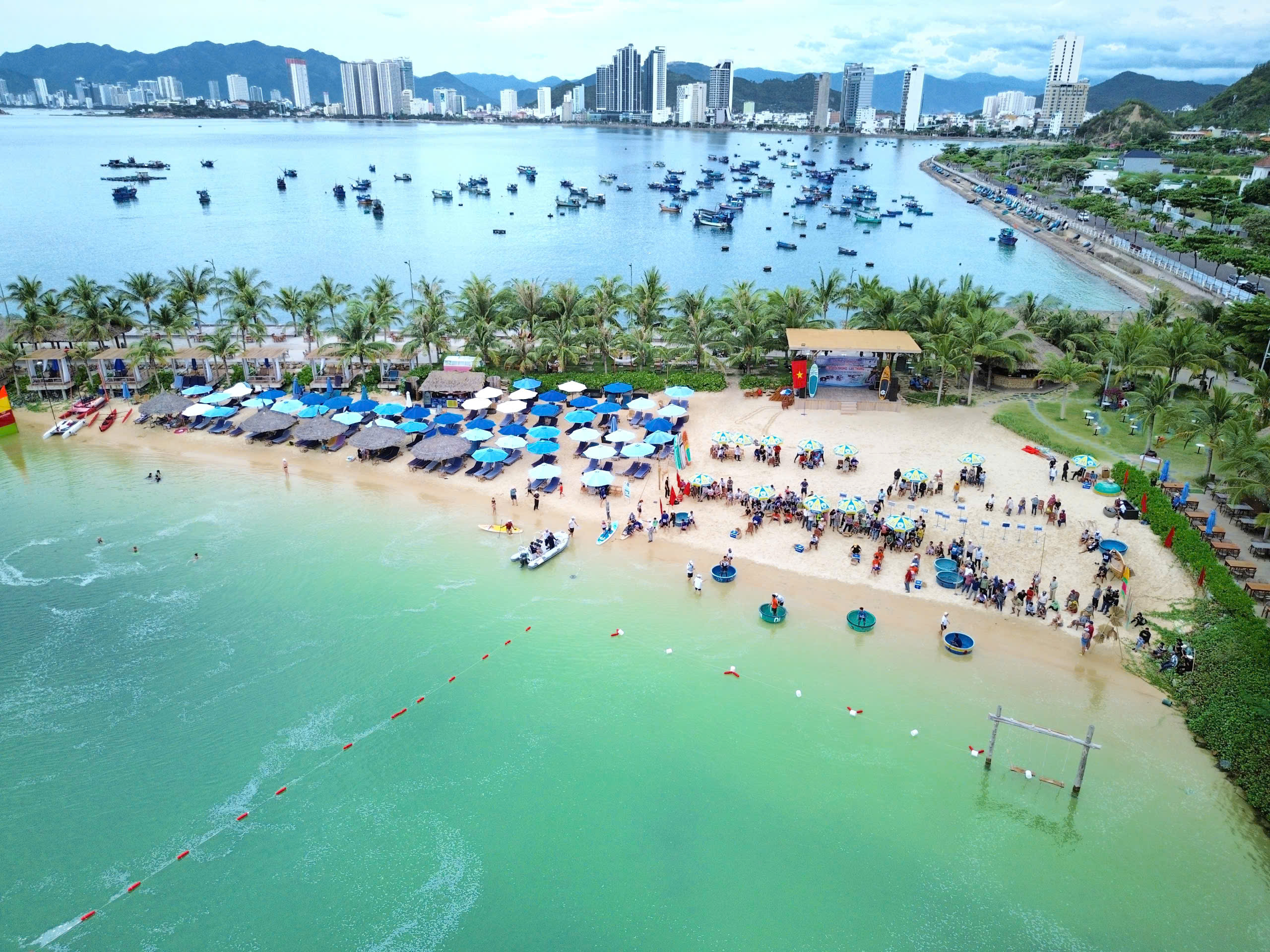芽庄海上划船、摇船比赛中的美丽瞬间