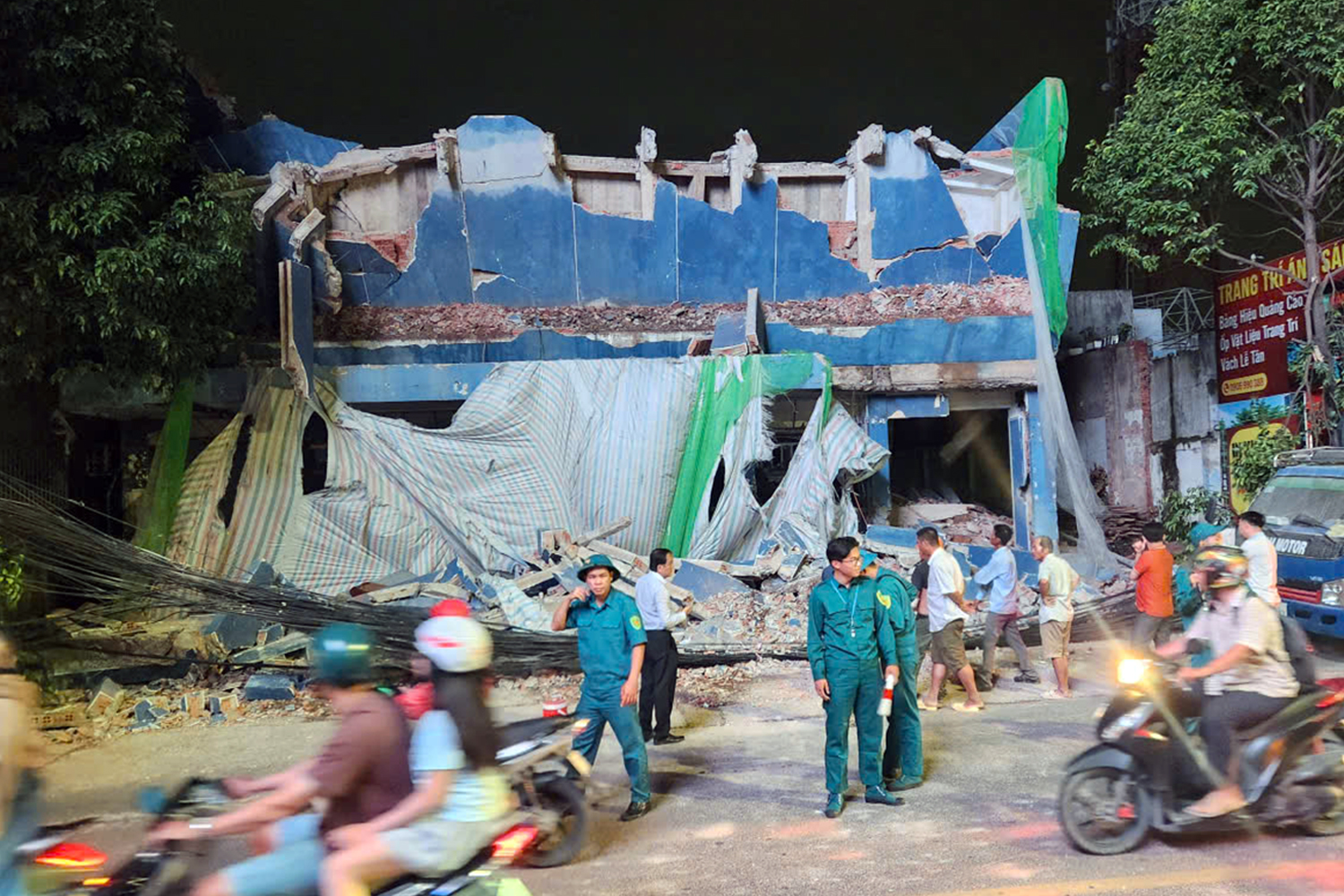 拆除Thanh Bình电影院导致电线杆断裂，Trấn Biên多户居民夜间停电