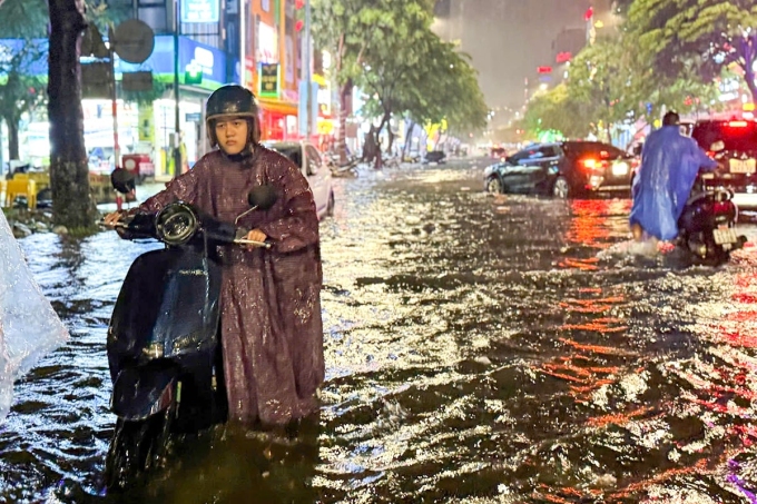 岘港在持续一个多小时的降雨后大面积积水