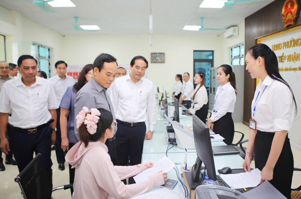 考虑解决近2,000名干部和公务员在老街和安沛的政策和制度问题