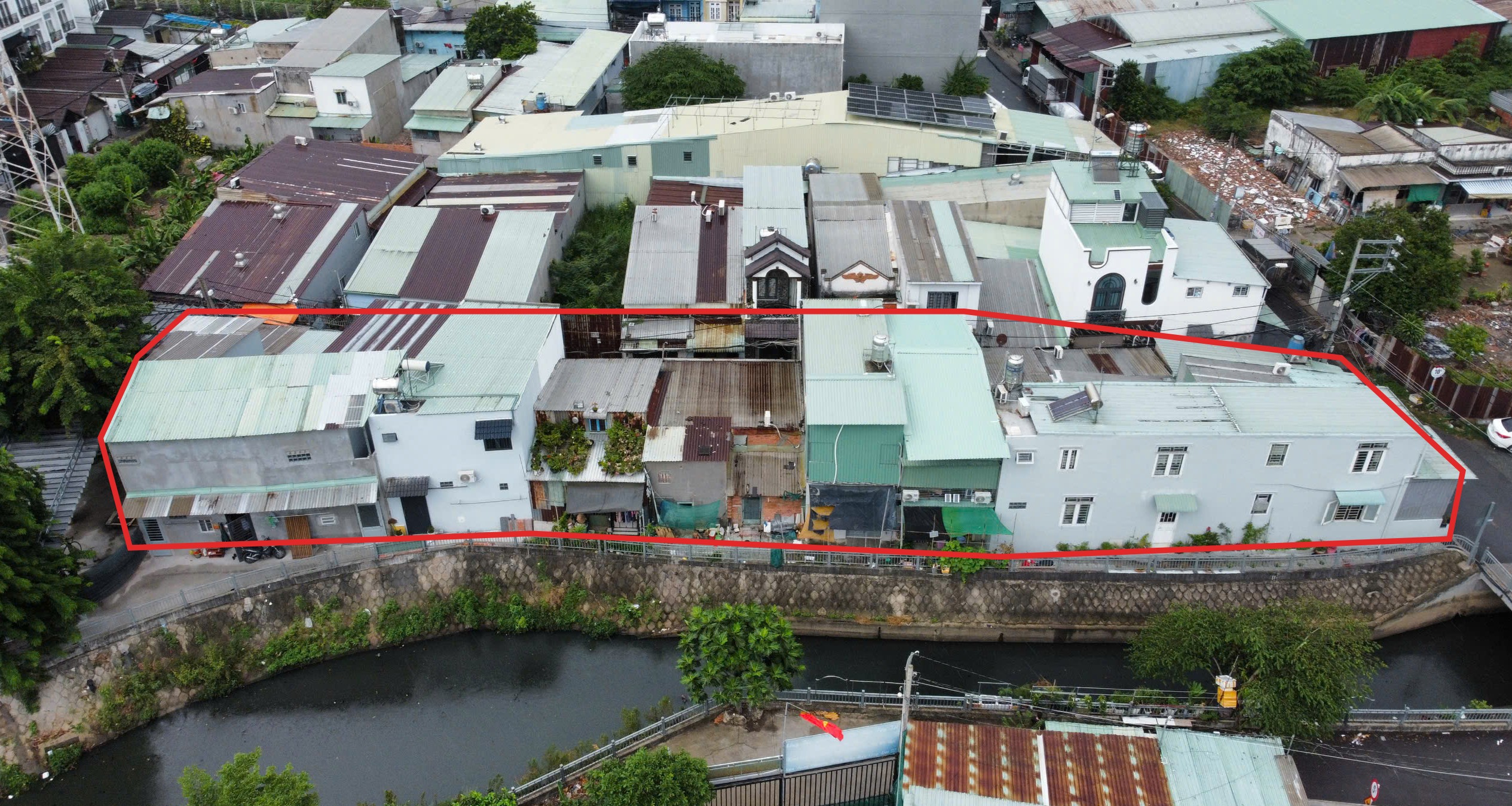 近观多栋违建、无号、号违建的房屋在Thới An区